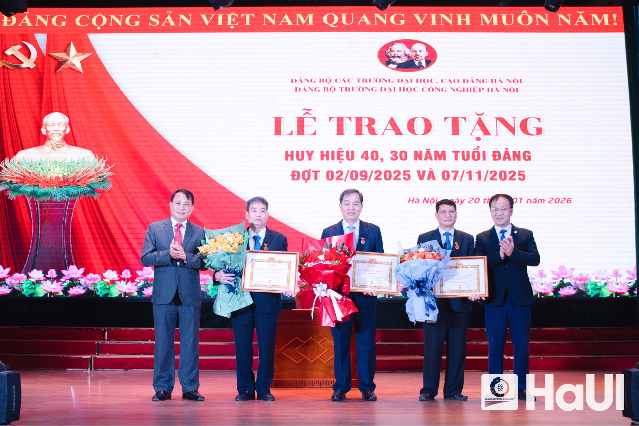 Tôn vinh những người thầy – người đảng viên tiêu biểu của Trường Công nghệ thông tin và Truyền thông HaUI
