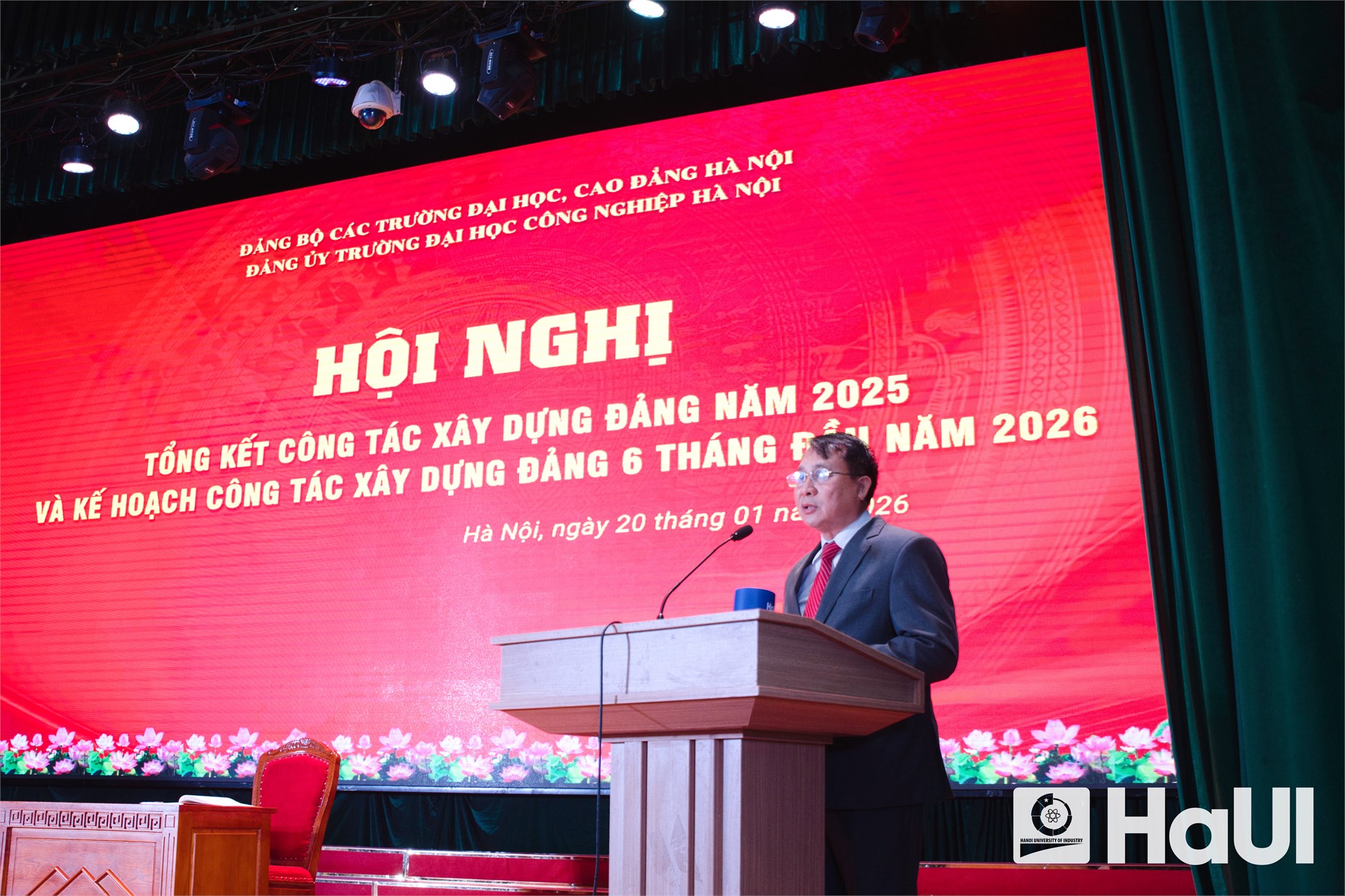 Tôn vinh những người thầy – người đảng viên tiêu biểu của Trường Công nghệ thông tin và Truyền thông HaUI