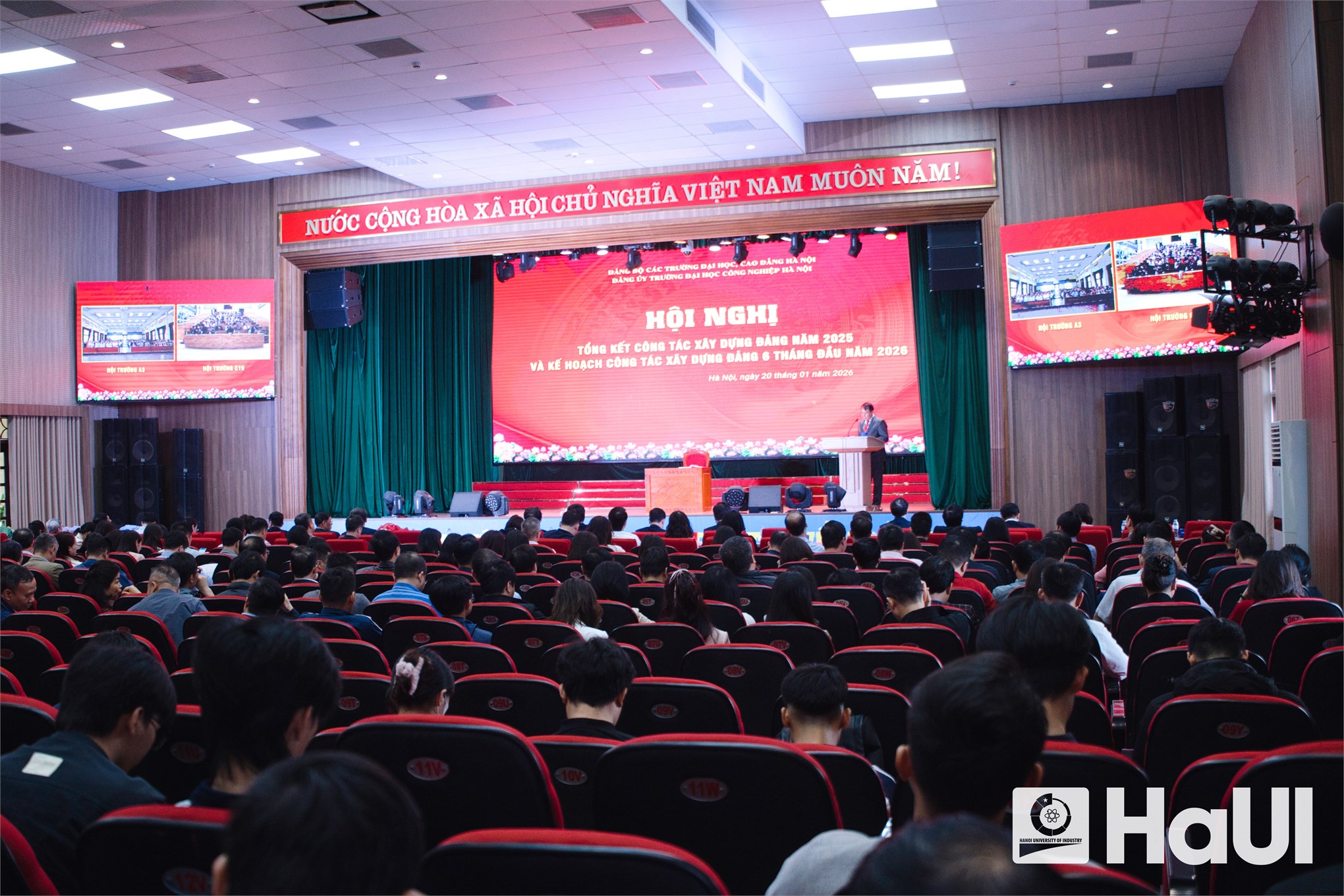 Tôn vinh những người thầy – người đảng viên tiêu biểu của Trường Công nghệ thông tin và Truyền thông HaUI