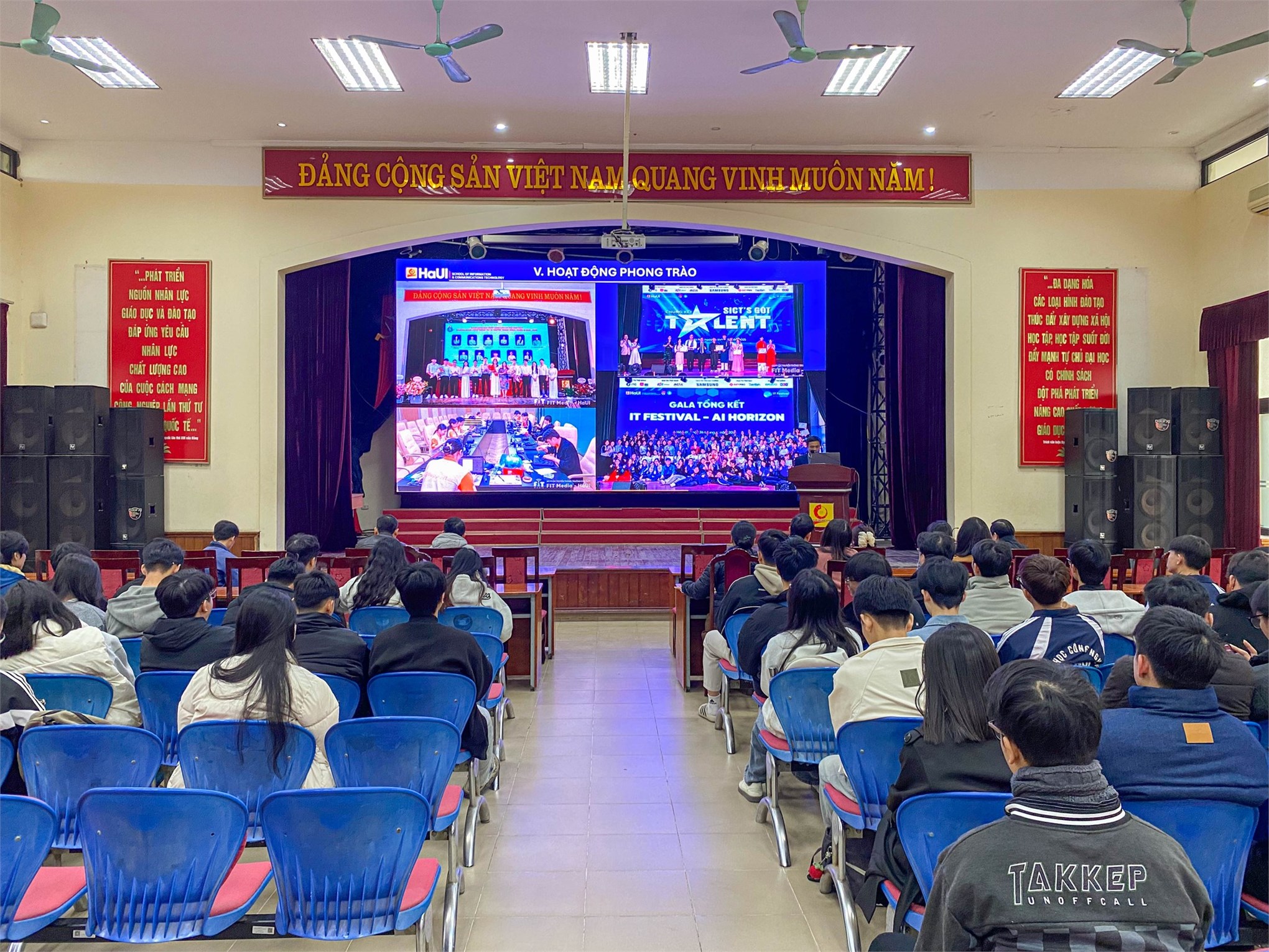 Hội nghị lớp trưởng, bí thư chi đoàn Trường CNTT & Truyền thông năm học 2025 – 2026: Tăng cường đối thoại, đồng hành cùng sinh viên