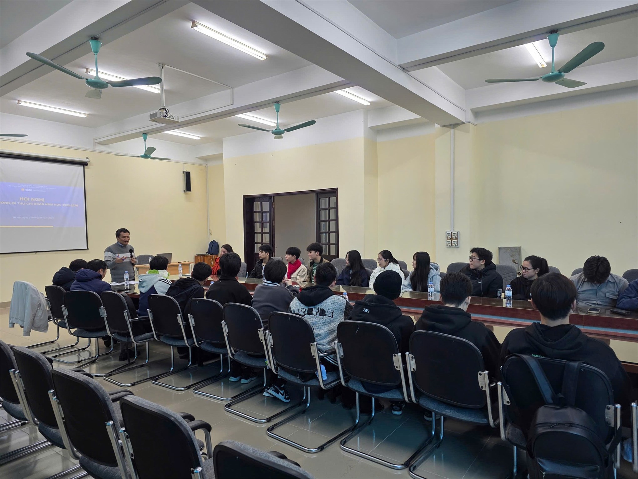 Hội nghị lớp trưởng, bí thư chi đoàn Trường CNTT & Truyền thông năm học 2025 – 2026: Tăng cường đối thoại, đồng hành cùng sinh viên