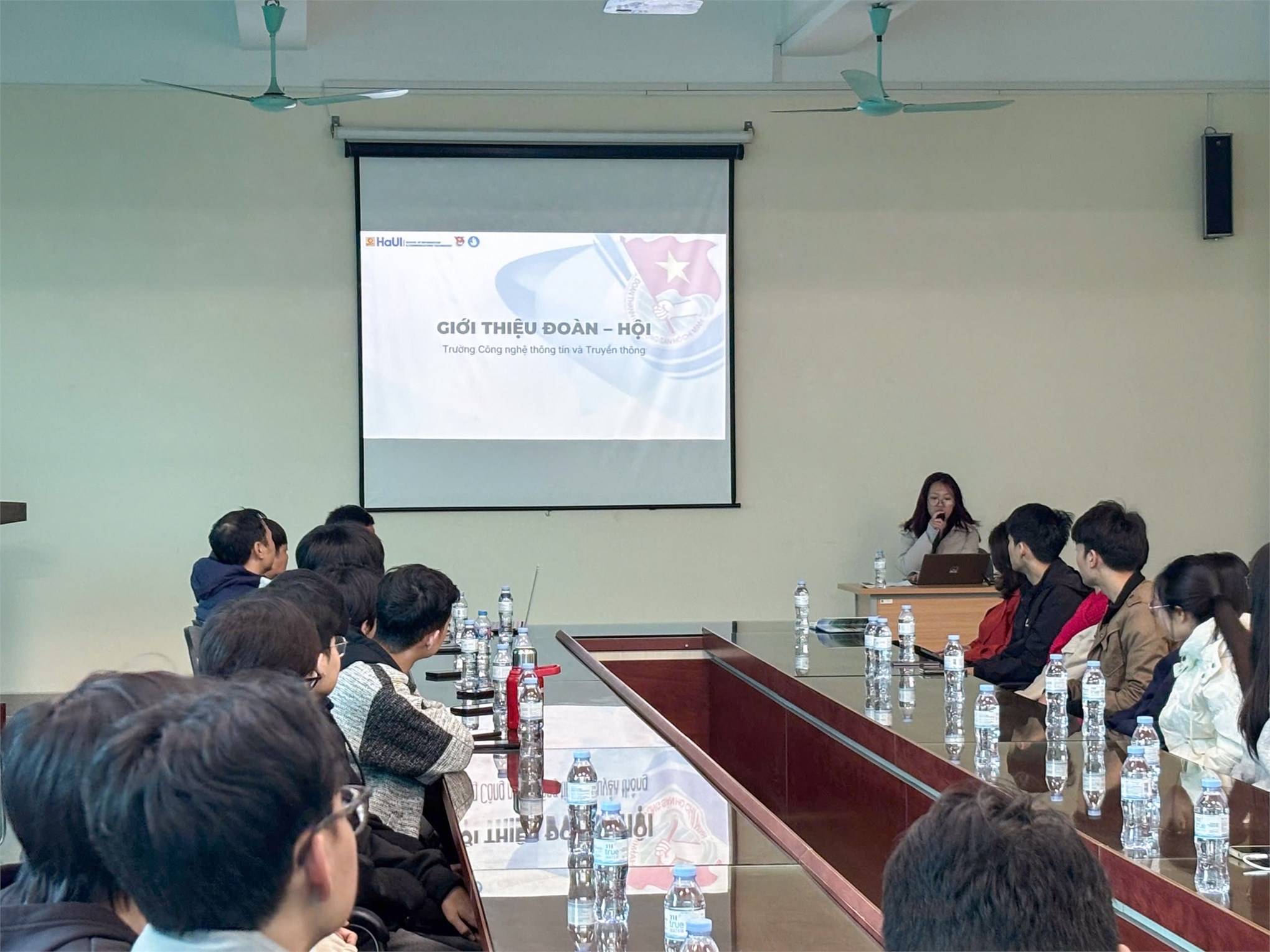 Hội nghị lớp trưởng, bí thư chi đoàn Trường CNTT & Truyền thông năm học 2025 – 2026: Tăng cường đối thoại, đồng hành cùng sinh viên