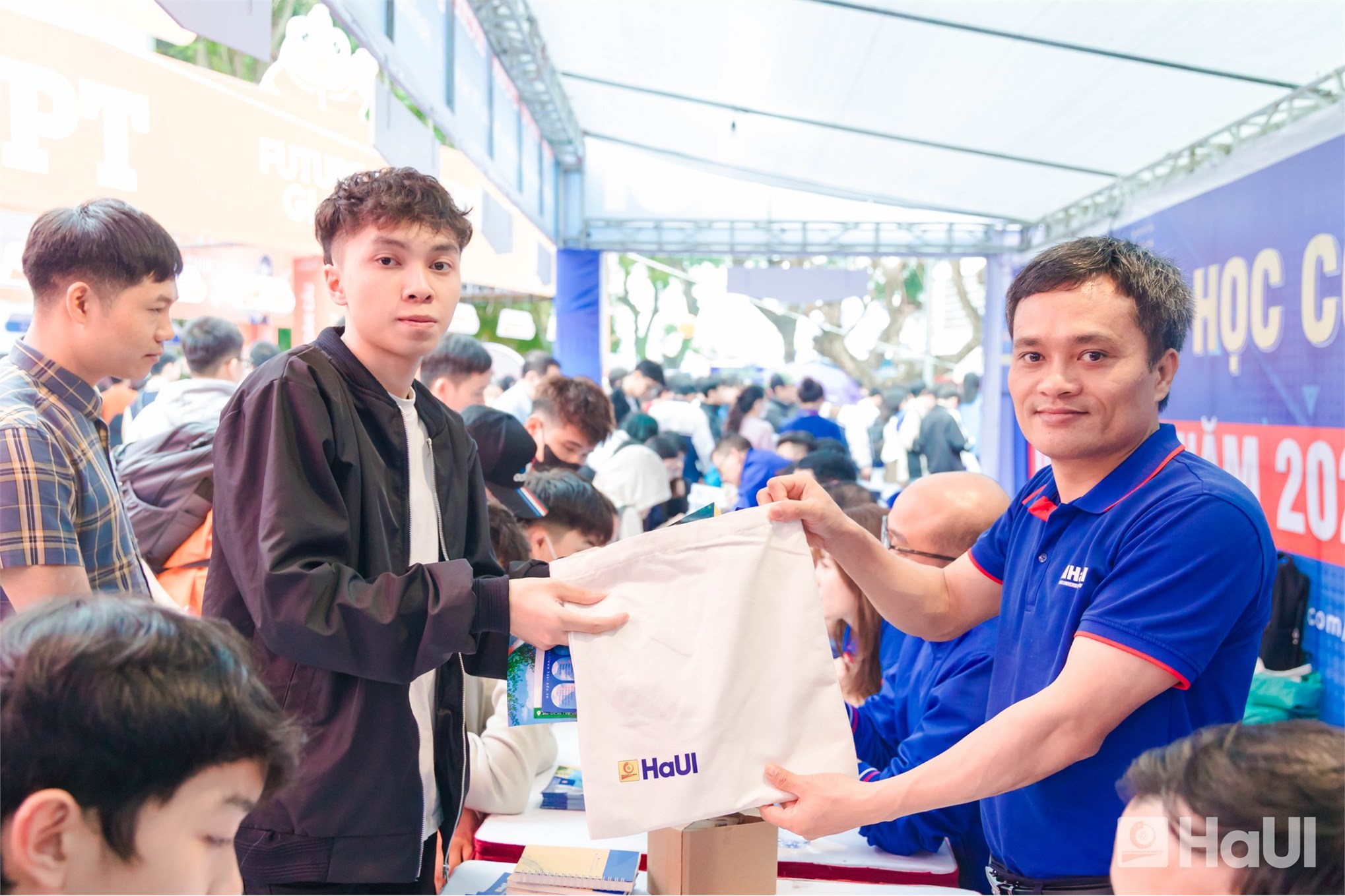 Gian tư vấn SICT – HaUI thu hút đông đảo học sinh tại Ngày hội Tư vấn tuyển sinh – Hướng nghiệp 2026