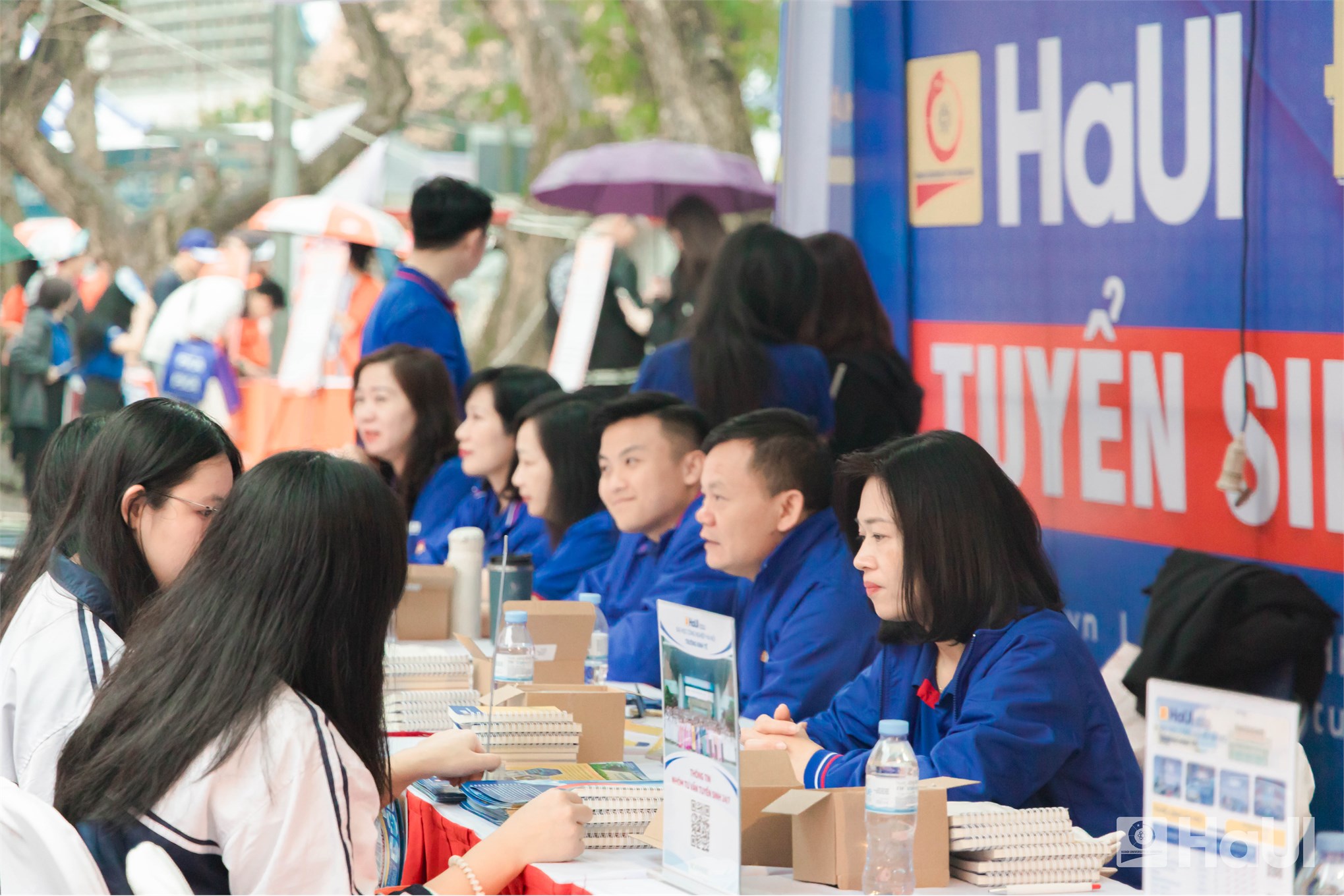 Gian tư vấn SICT – HaUI thu hút đông đảo học sinh tại Ngày hội Tư vấn tuyển sinh – Hướng nghiệp 2026
