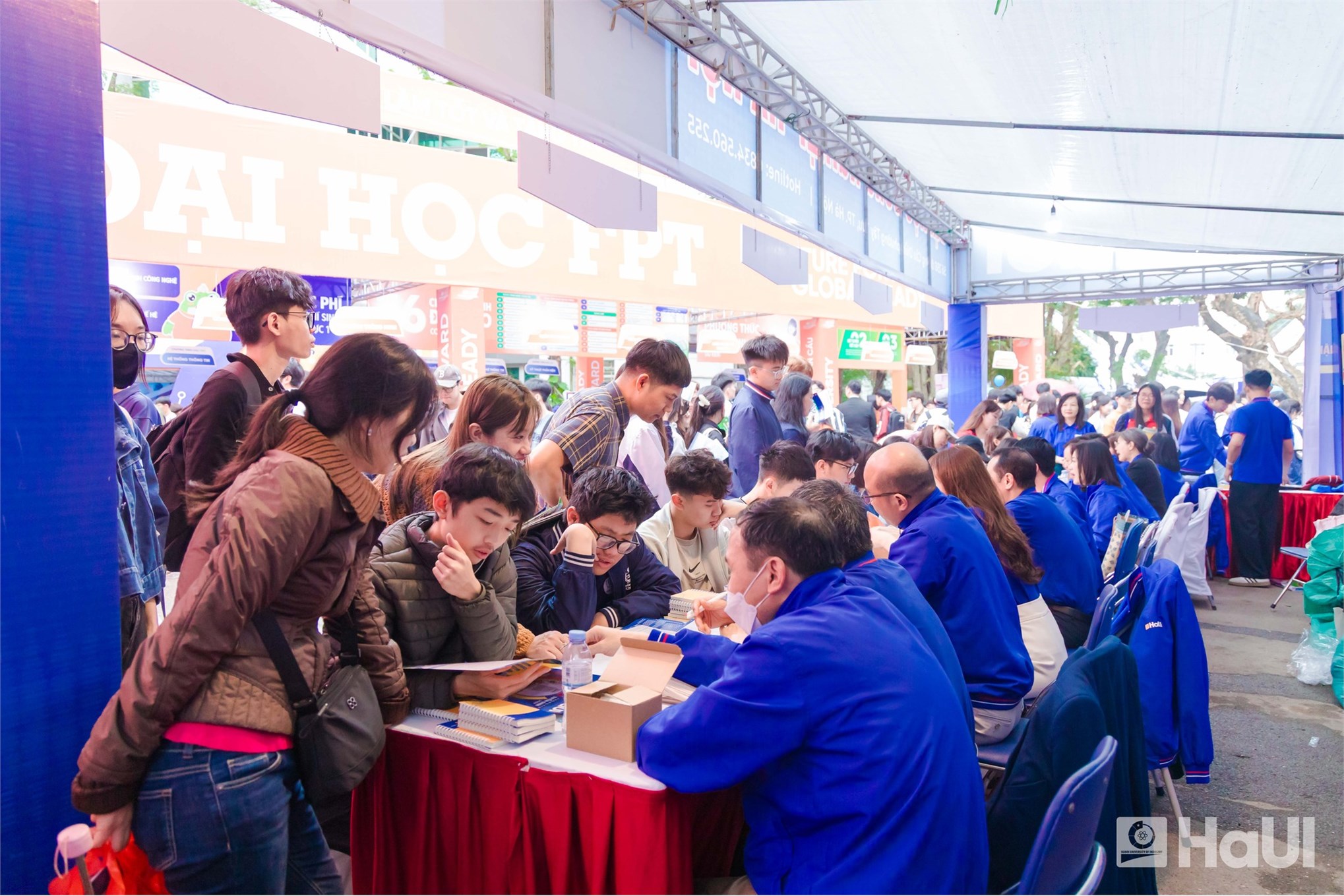 Gian tư vấn SICT – HaUI thu hút đông đảo học sinh tại Ngày hội Tư vấn tuyển sinh – Hướng nghiệp 2026