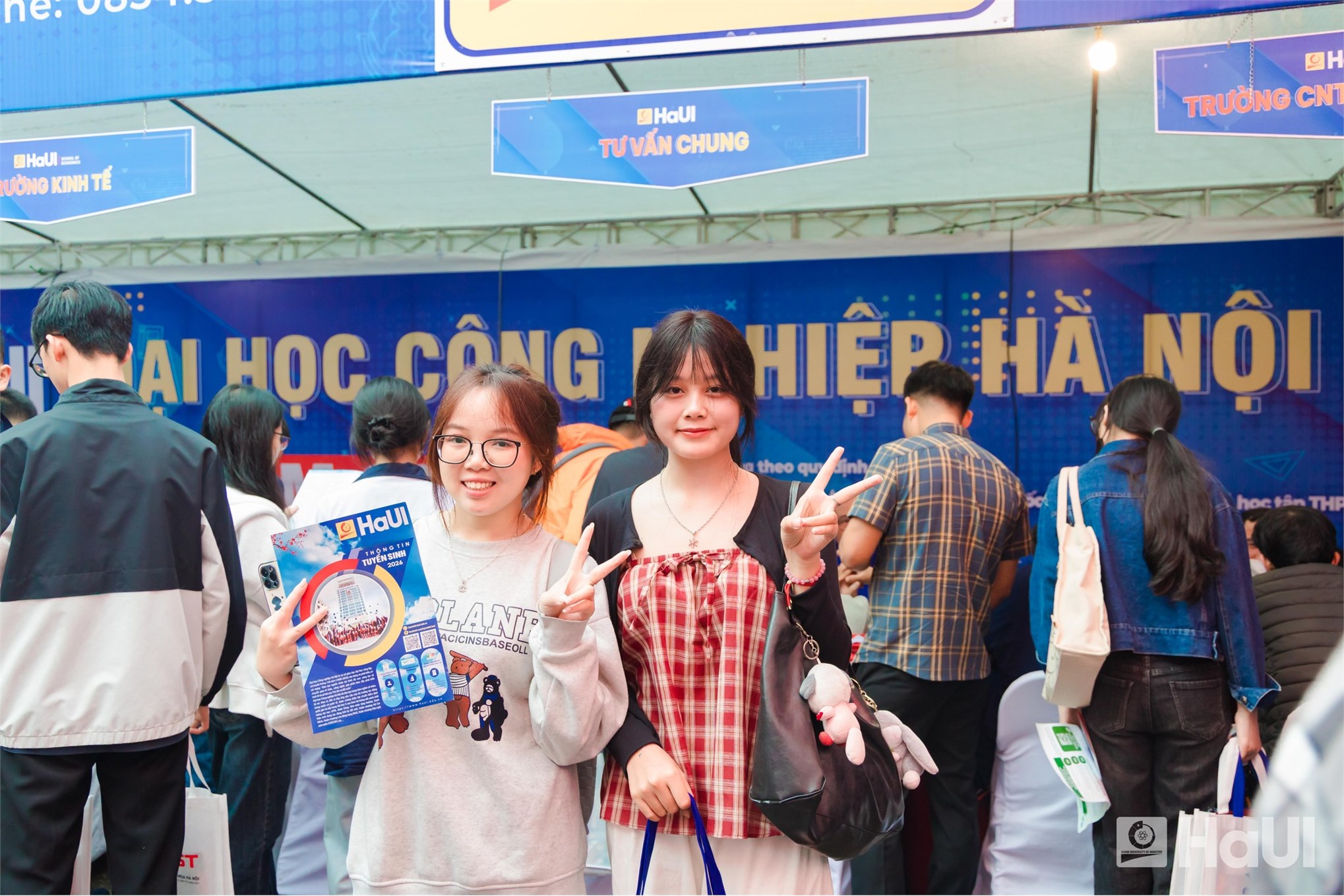 Gian tư vấn SICT – HaUI thu hút đông đảo học sinh tại Ngày hội Tư vấn tuyển sinh – Hướng nghiệp 2026