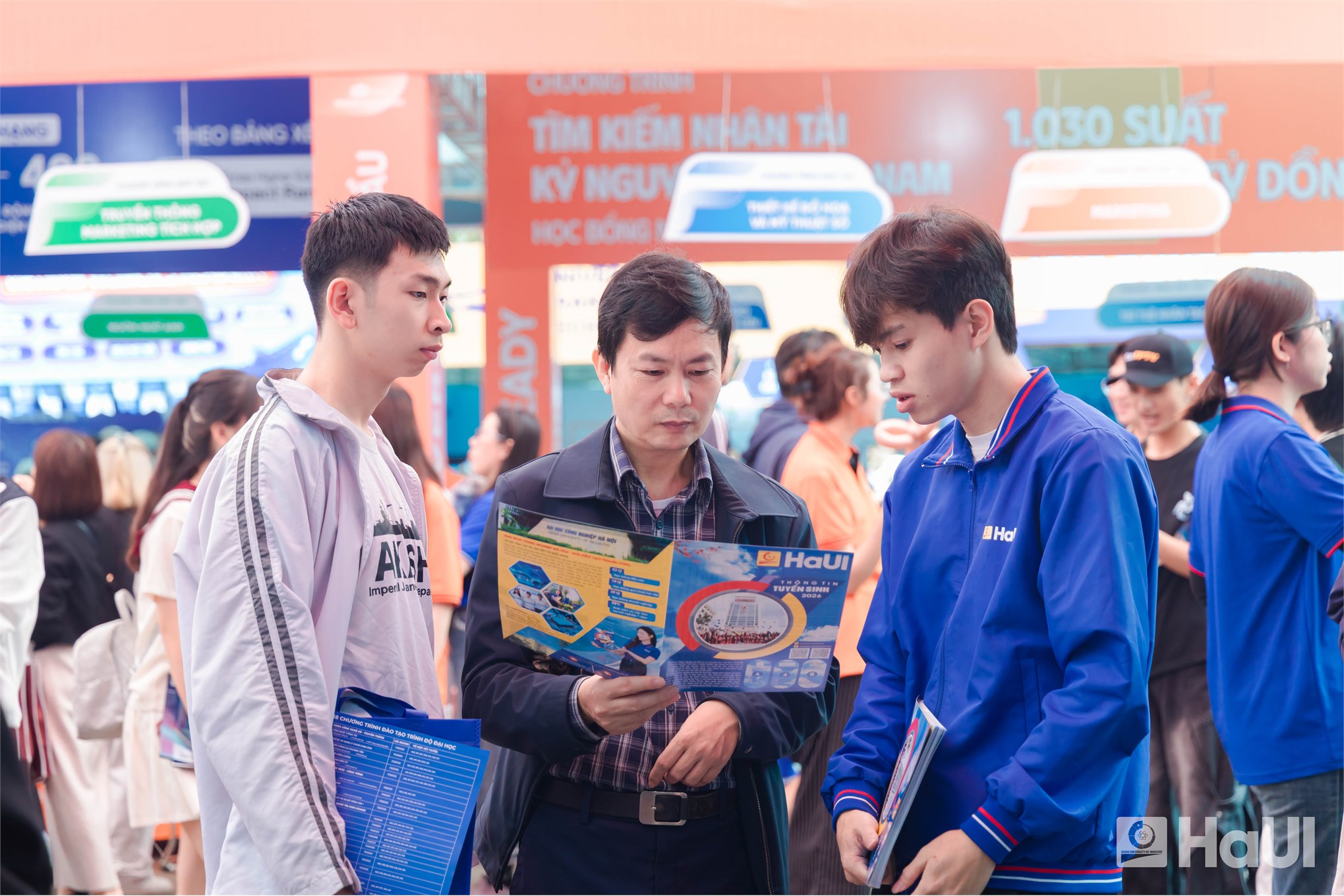 Gian tư vấn SICT – HaUI thu hút đông đảo học sinh tại Ngày hội Tư vấn tuyển sinh – Hướng nghiệp 2026