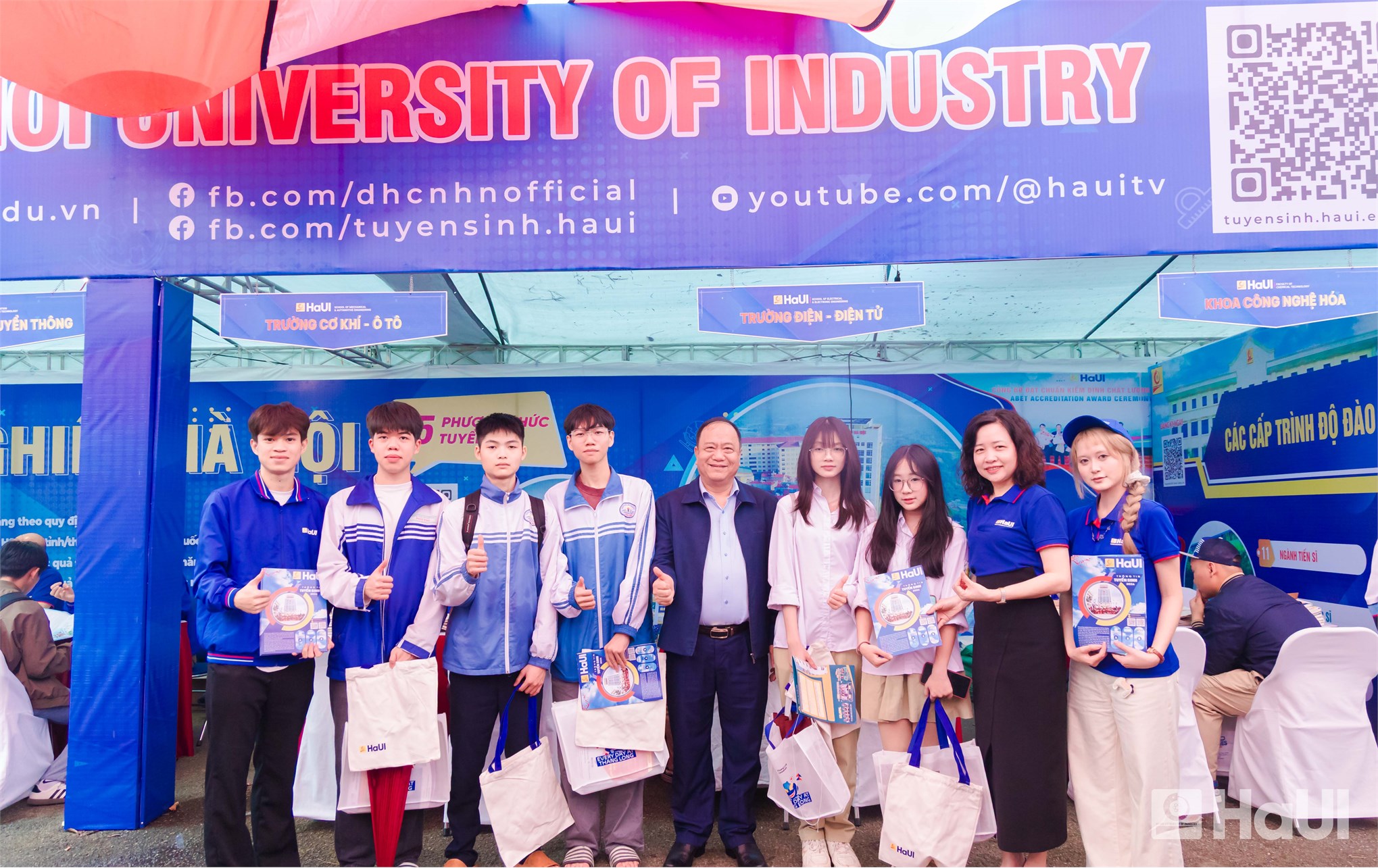 Gian tư vấn SICT – HaUI thu hút đông đảo học sinh tại Ngày hội Tư vấn tuyển sinh – Hướng nghiệp 2026