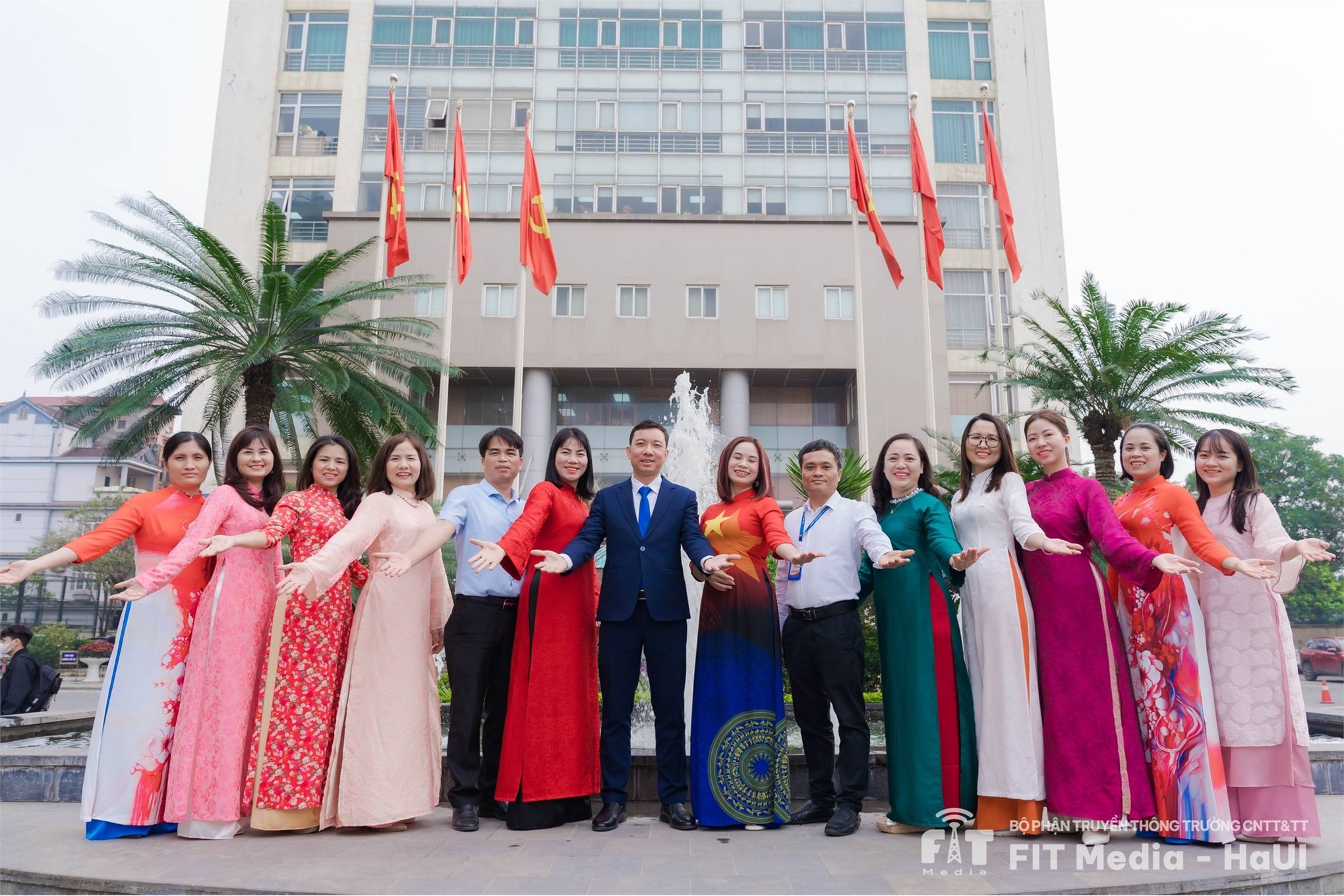 Trường Công nghệ Thông tin và Truyền thông chúc mừng Ngày Quốc tế Phụ nữ 8/3