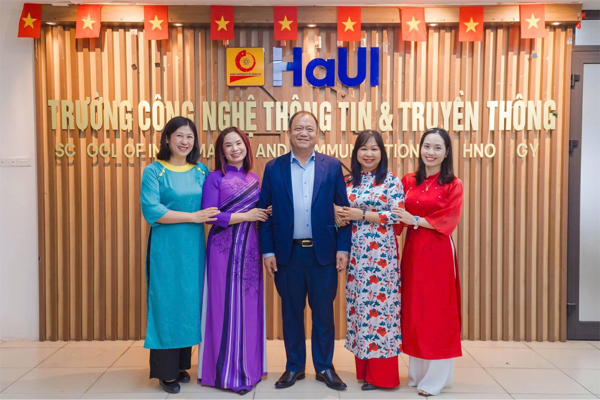 Trường Công nghệ Thông tin và Truyền thông chúc mừng Ngày Quốc tế Phụ nữ 8/3