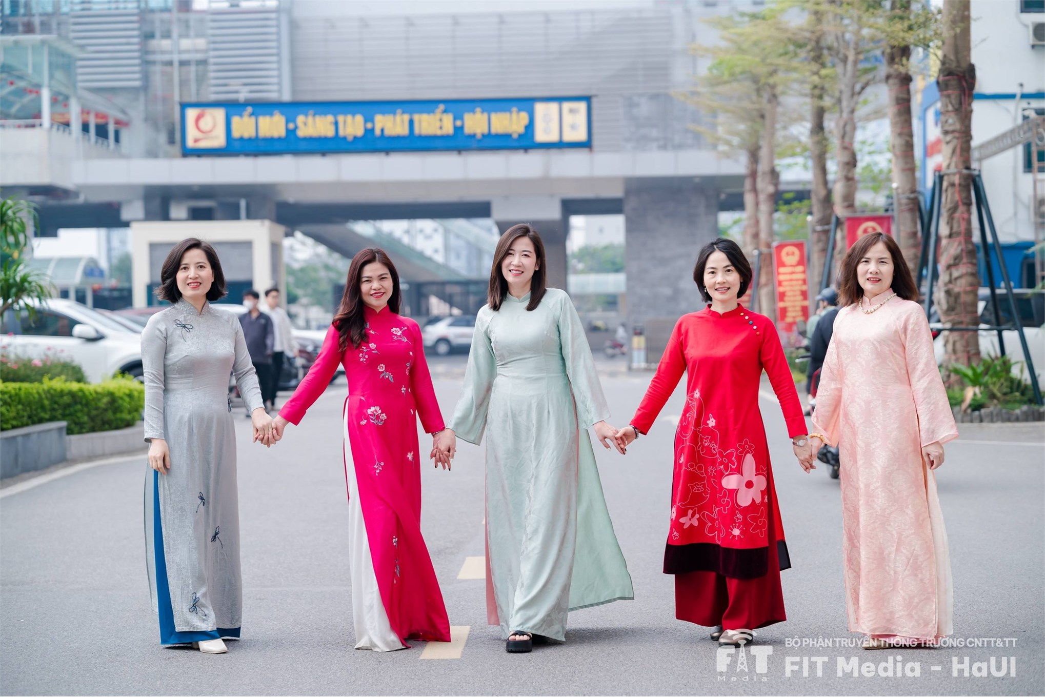 Trường Công nghệ Thông tin và Truyền thông chúc mừng Ngày Quốc tế Phụ nữ 8/3