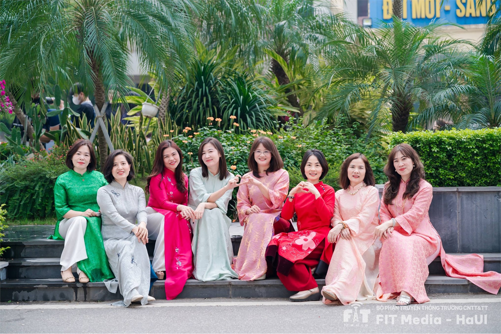 Trường Công nghệ Thông tin và Truyền thông chúc mừng Ngày Quốc tế Phụ nữ 8/3