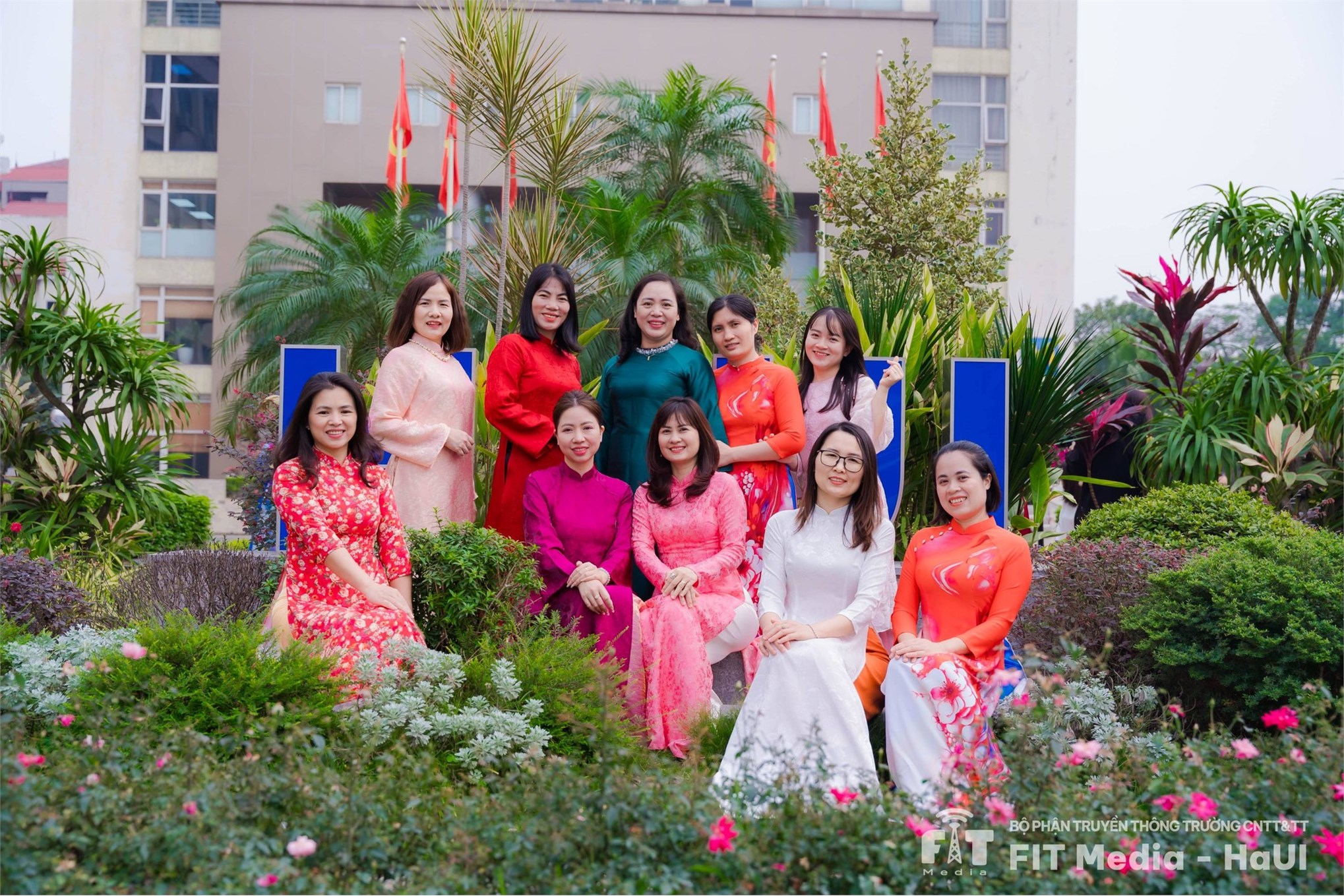 Trường Công nghệ Thông tin và Truyền thông chúc mừng Ngày Quốc tế Phụ nữ 8/3