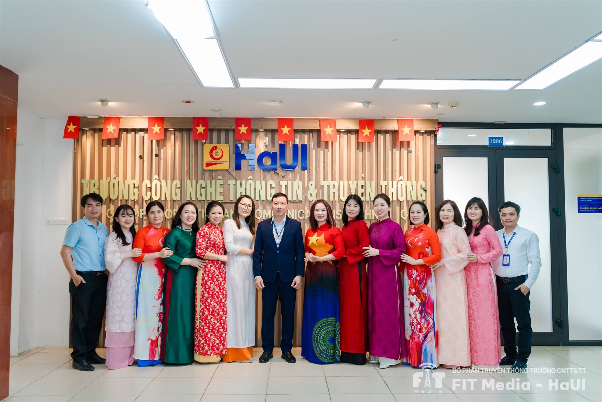 Trường Công nghệ Thông tin và Truyền thông chúc mừng Ngày Quốc tế Phụ nữ 8/3