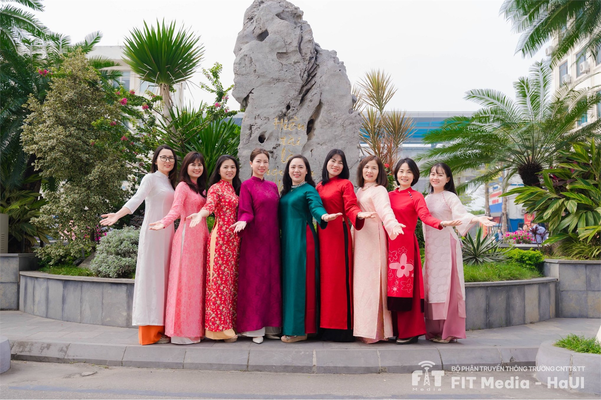 Trường Công nghệ Thông tin và Truyền thông chúc mừng Ngày Quốc tế Phụ nữ 8/3