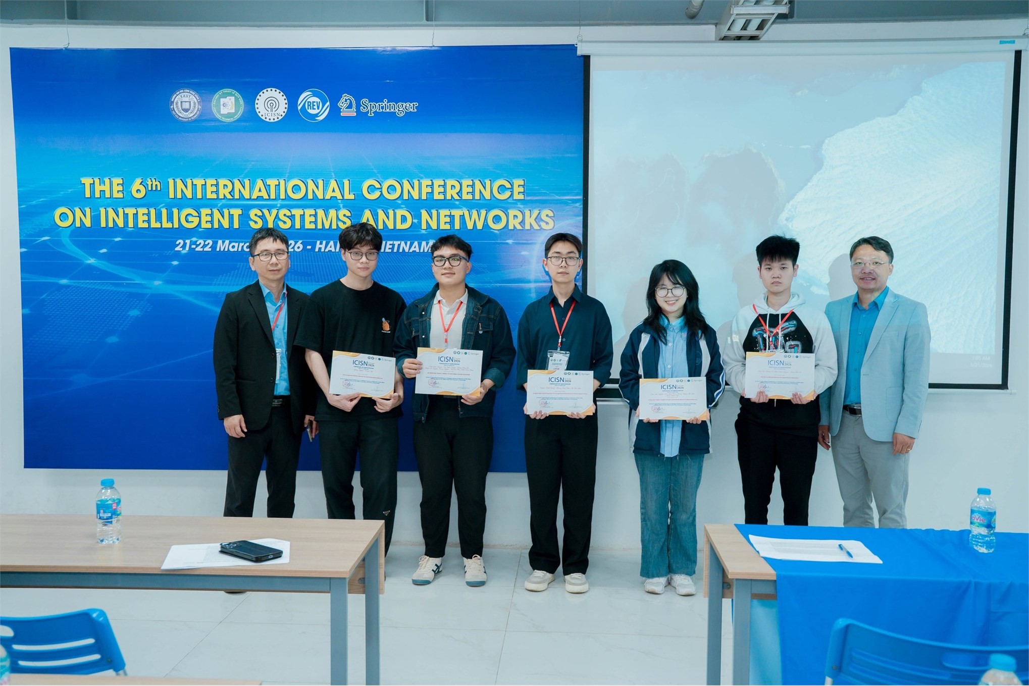 Sinh viên SICT–HaUI tự tin tỏa sáng tại Hội thảo quốc tế ICISN 2026