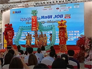Sinh viên Trường CNTT và Truyền thông (SICT – HaUI) tham gia sôi nổi Ngày hội việc làm 2026