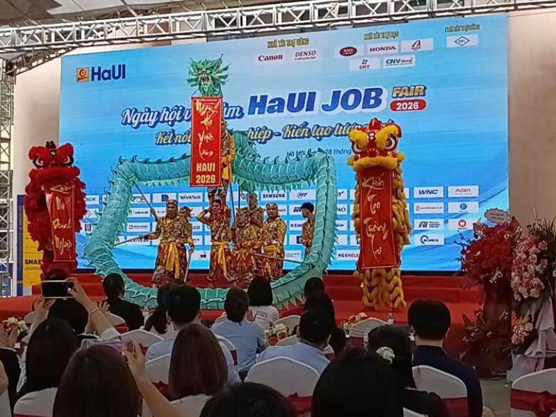 Sinh viên Trường CNTT và Truyền thông (SICT – HaUI) tham gia sôi nổi Ngày hội việc làm 2026