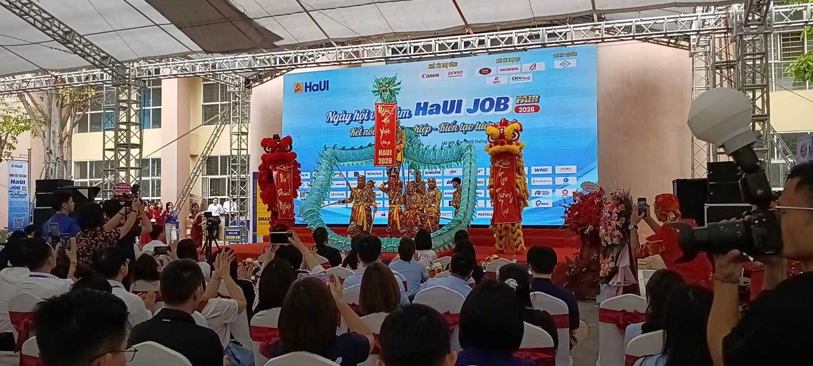 Sinh viên Trường CNTT và Truyền thông (SICT – HaUI) tham gia sôi nổi Ngày hội việc làm 2026