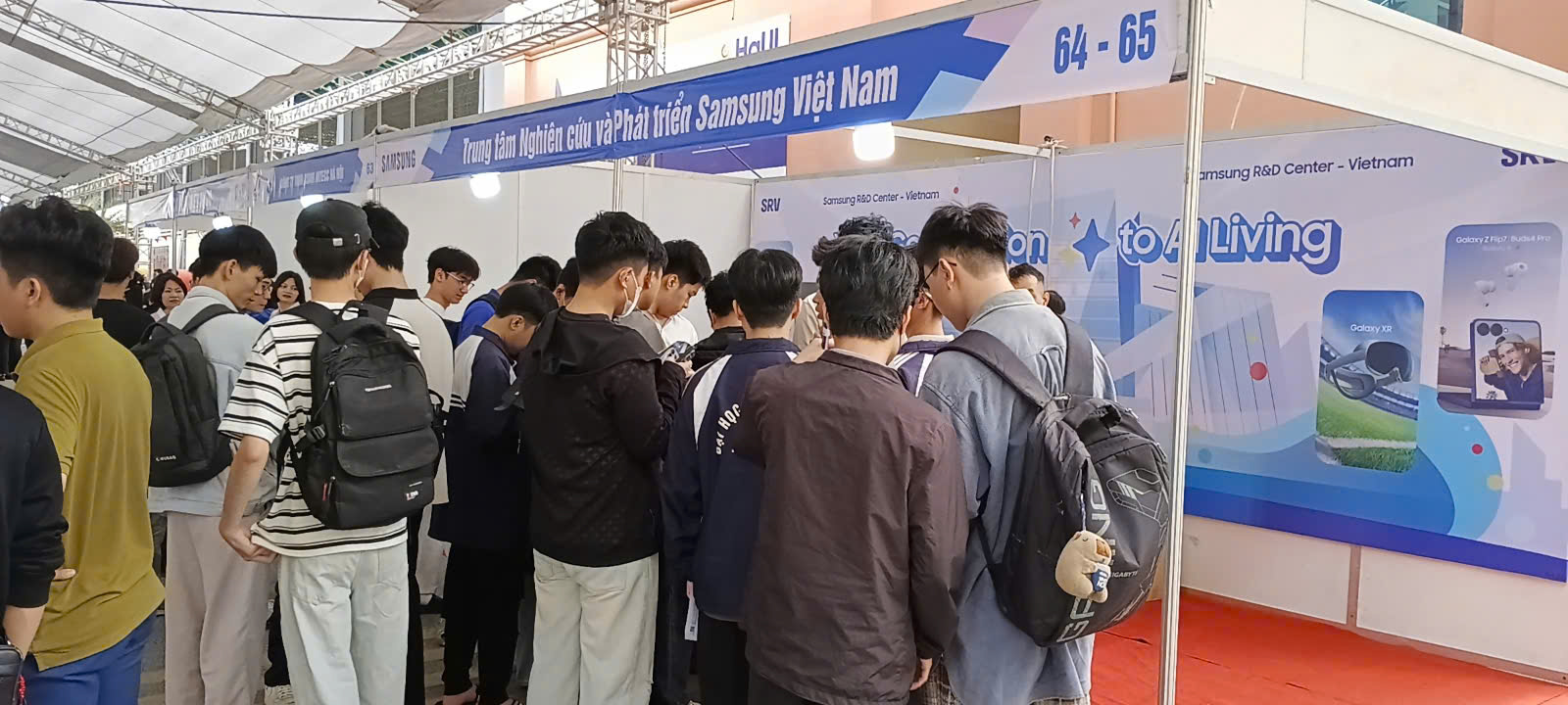 Sinh viên Trường CNTT và Truyền thông (SICT – HaUI) tham gia sôi nổi Ngày hội việc làm 2026