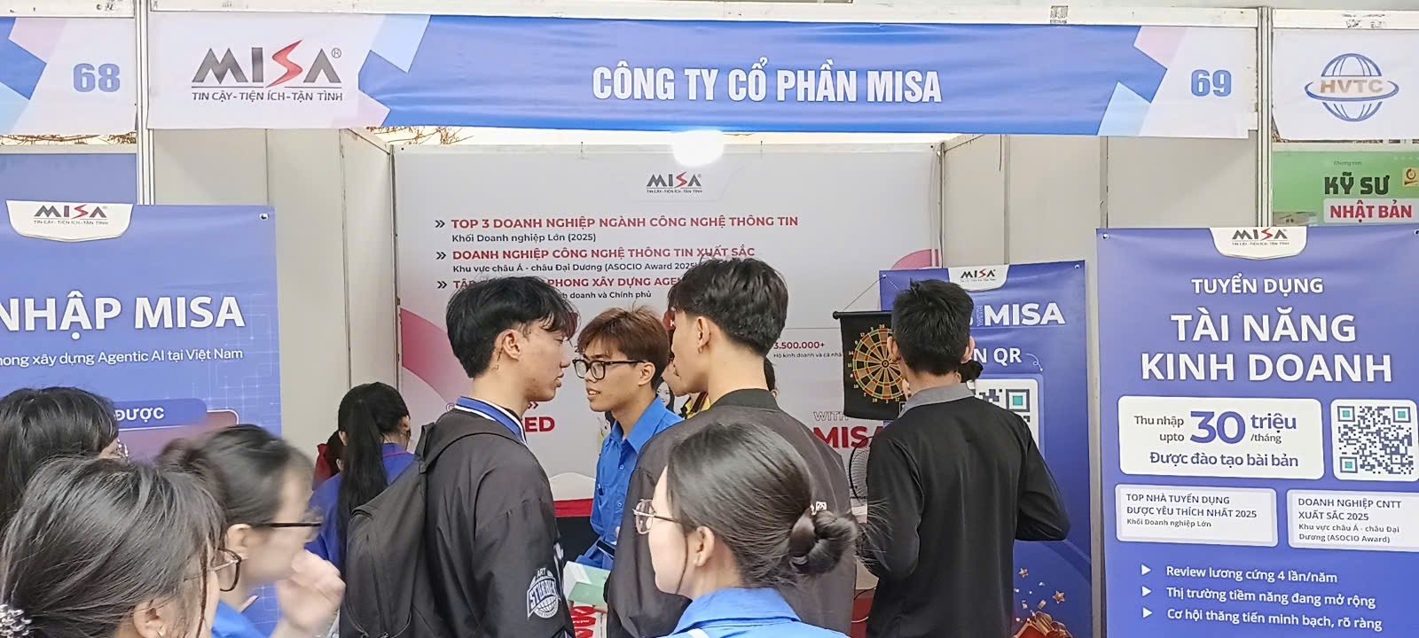 Sinh viên Trường CNTT và Truyền thông (SICT – HaUI) tham gia sôi nổi Ngày hội việc làm 2026