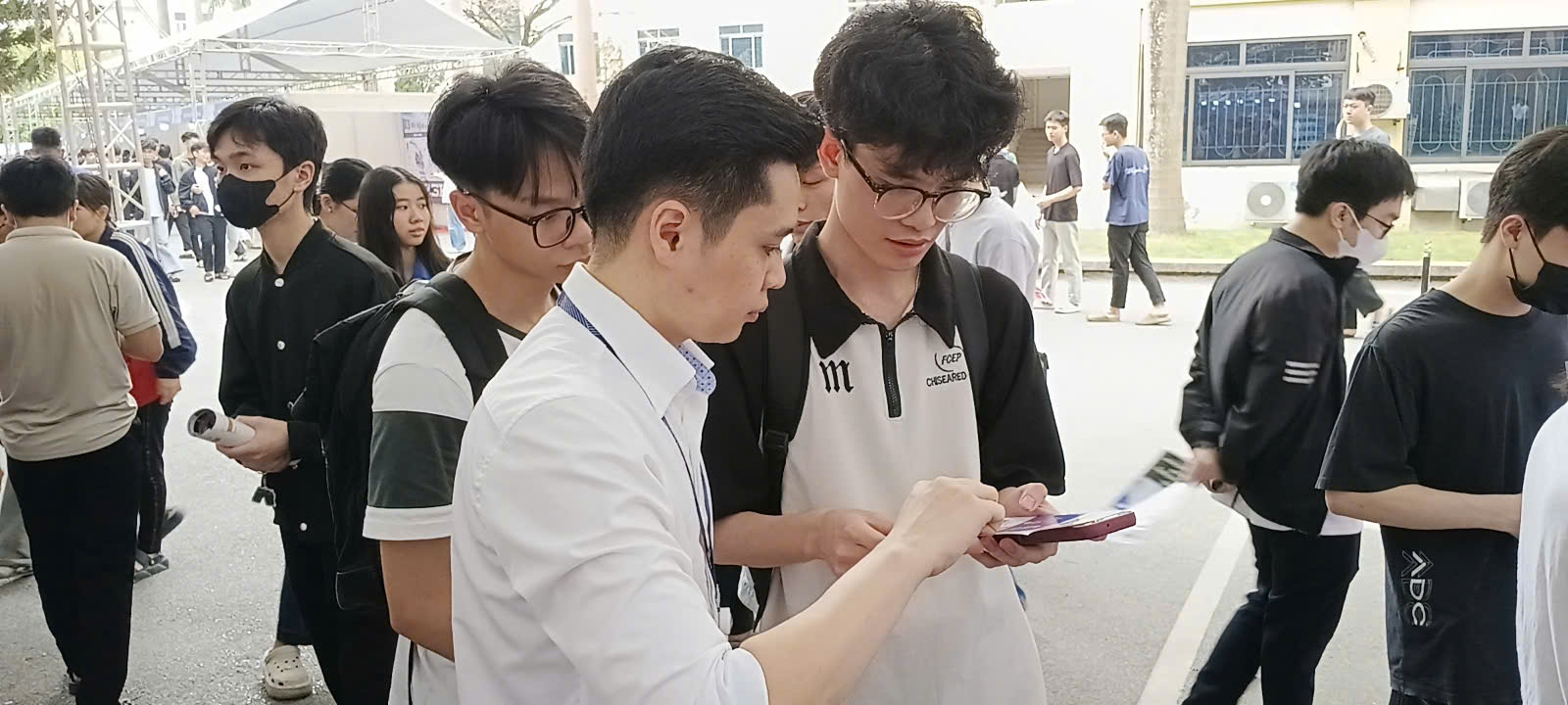 Sinh viên Trường CNTT và Truyền thông (SICT – HaUI) tham gia sôi nổi Ngày hội việc làm 2026