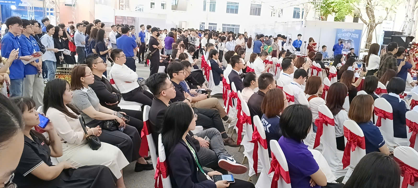 Sinh viên Trường CNTT và Truyền thông (SICT – HaUI) tham gia sôi nổi Ngày hội việc làm 2026