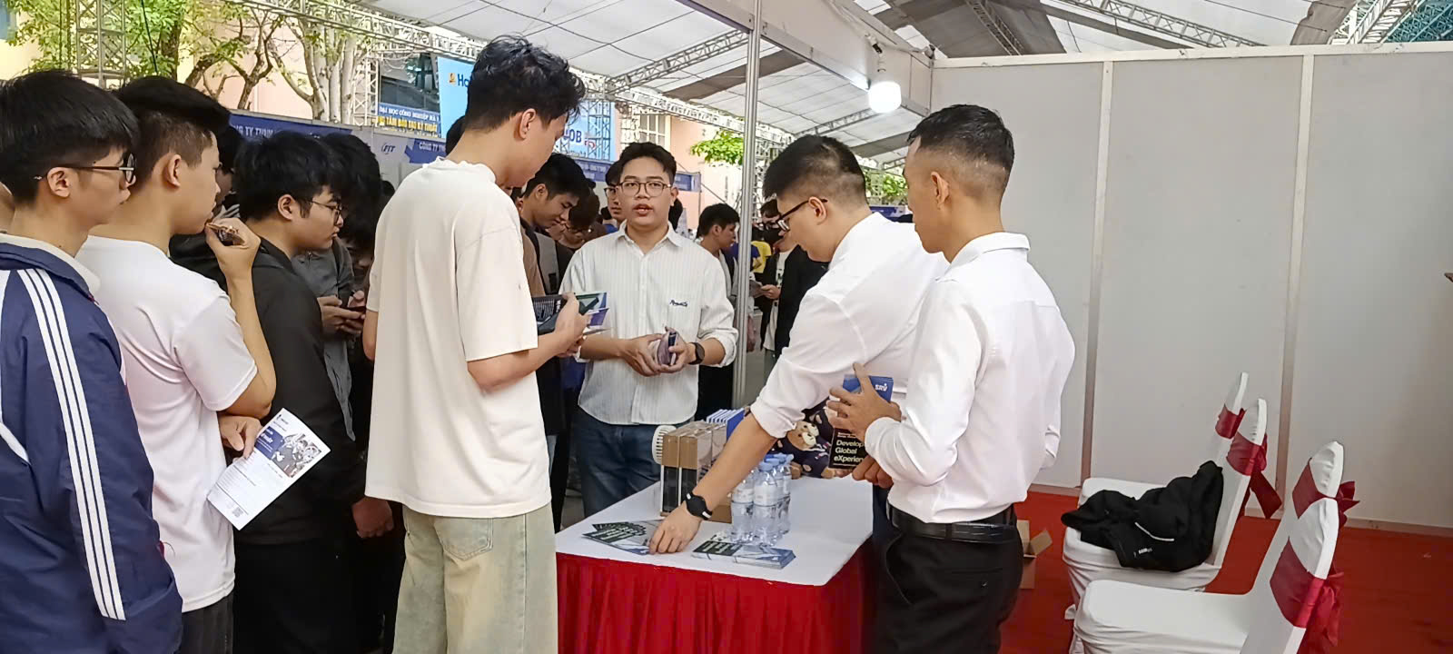 Sinh viên Trường CNTT và Truyền thông (SICT – HaUI) tham gia sôi nổi Ngày hội việc làm 2026