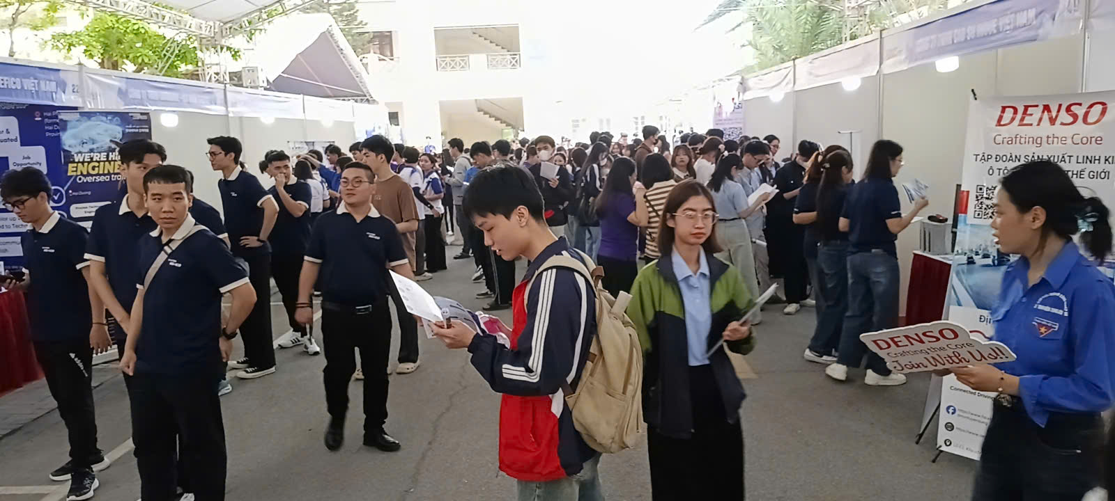 Sinh viên Trường CNTT và Truyền thông (SICT – HaUI) tham gia sôi nổi Ngày hội việc làm 2026