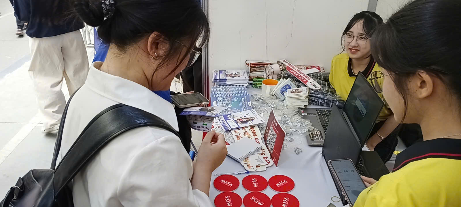 Sinh viên Trường CNTT và Truyền thông (SICT – HaUI) tham gia sôi nổi Ngày hội việc làm 2026