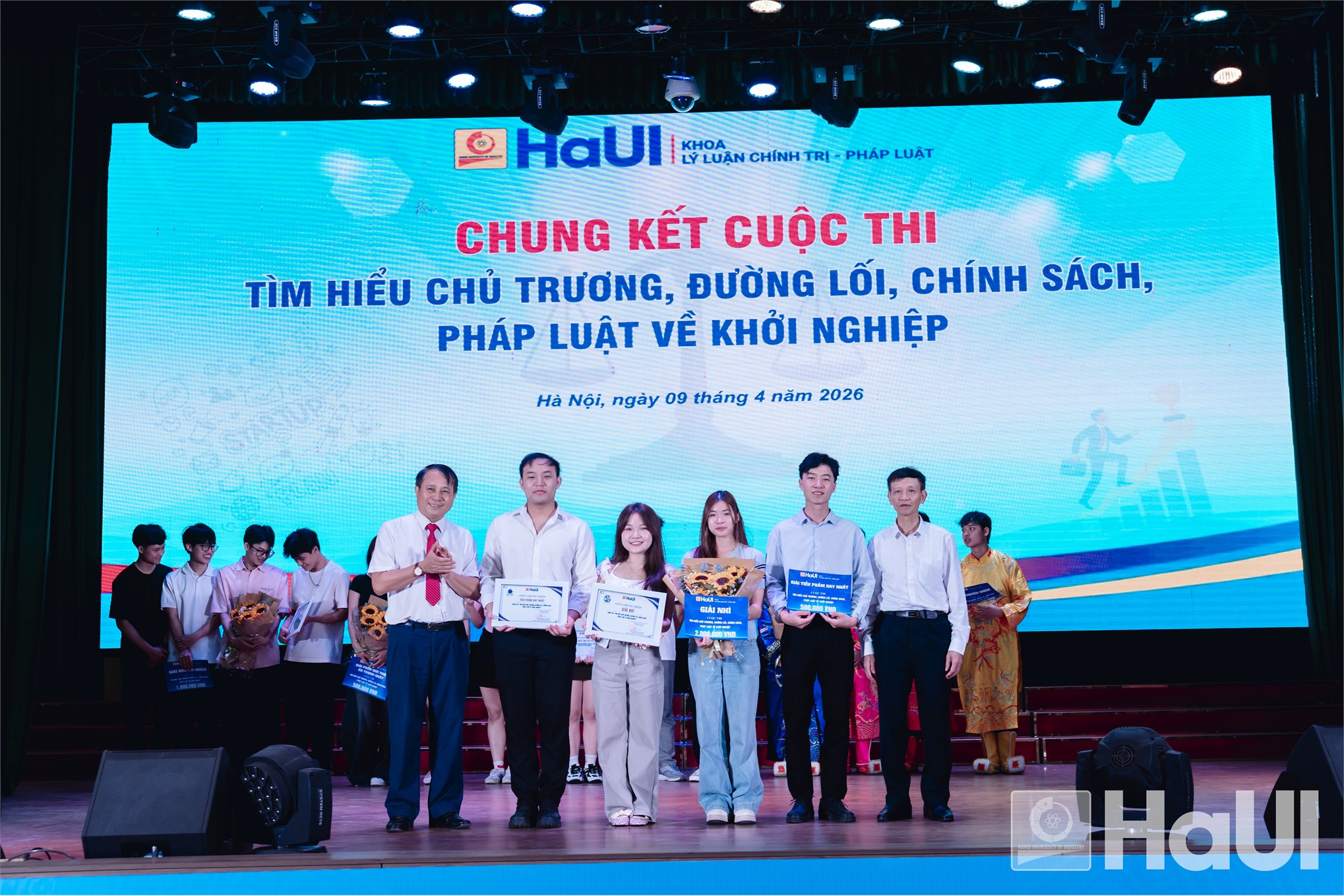 Sinh viên Trường Công nghệ Thông tin và Truyền thông xuất sắc giành Giải Nhì tại Chung kết Cuộc thi tìm hiểu chủ trương, đường lối, chính sách pháp luật về khởi nghiệp năm 2026