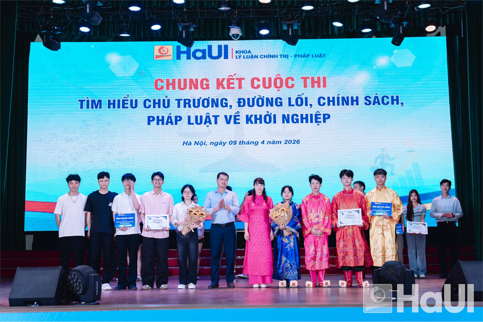 Sinh viên Trường Công nghệ Thông tin và Truyền thông xuất sắc giành Giải Nhì tại Chung kết Cuộc thi tìm hiểu chủ trương, đường lối, chính sách pháp luật về khởi nghiệp năm 2026