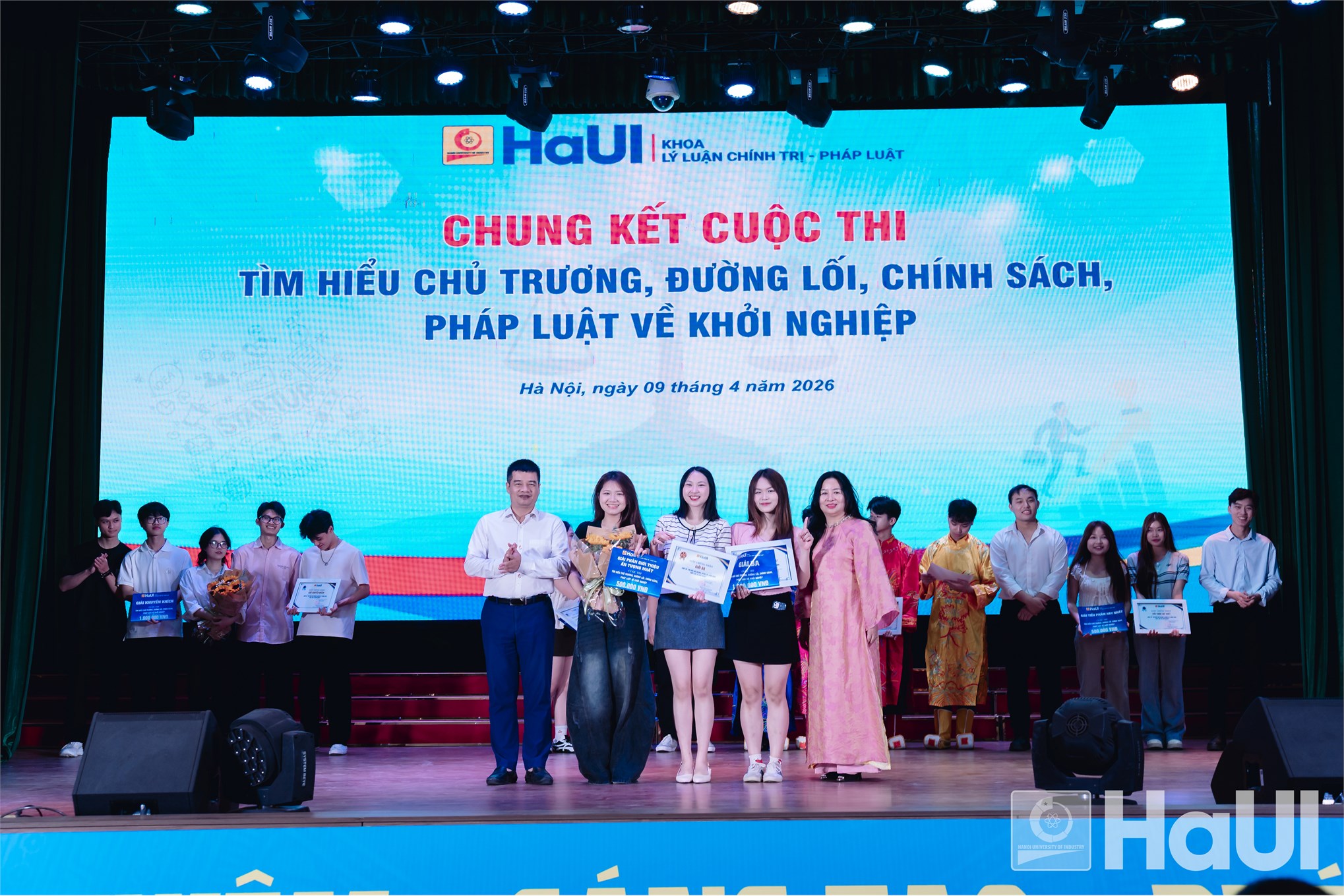 Sinh viên Trường Công nghệ Thông tin và Truyền thông xuất sắc giành Giải Nhì tại Chung kết Cuộc thi tìm hiểu chủ trương, đường lối, chính sách pháp luật về khởi nghiệp năm 2026