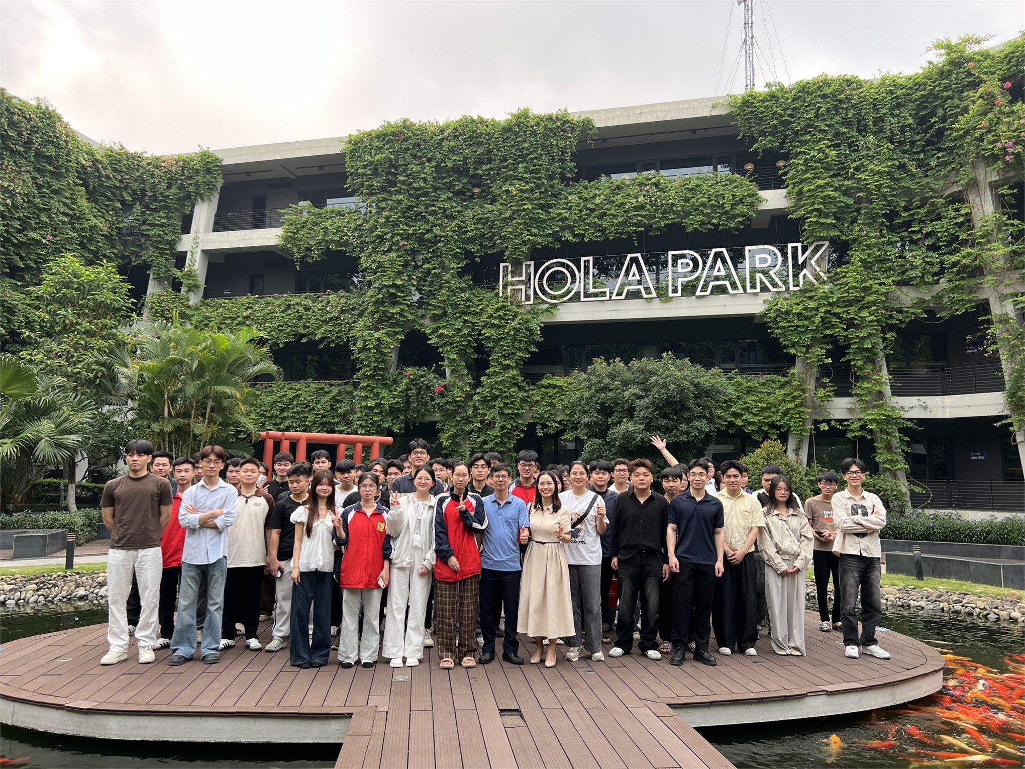 Sinh viên Trường Công nghệ Thông tin và Truyền thông – Đại học Công nghiệp Hà Nội tham quan, trải nghiệm thực tế tại FPT Software Hòa Lạc