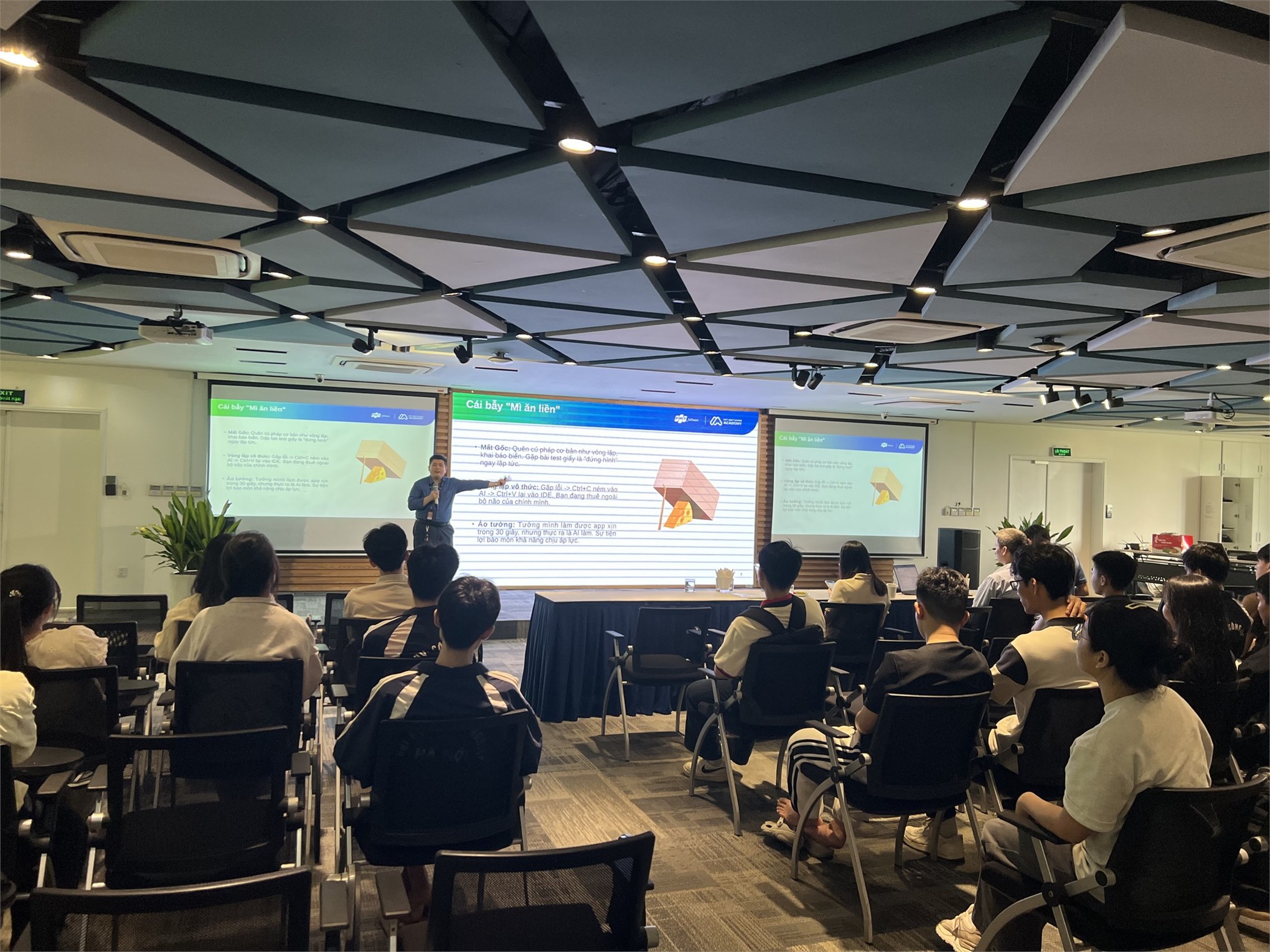 Sinh viên Trường Công nghệ Thông tin và Truyền thông – Đại học Công nghiệp Hà Nội tham quan, trải nghiệm thực tế tại FPT Software Hòa Lạc