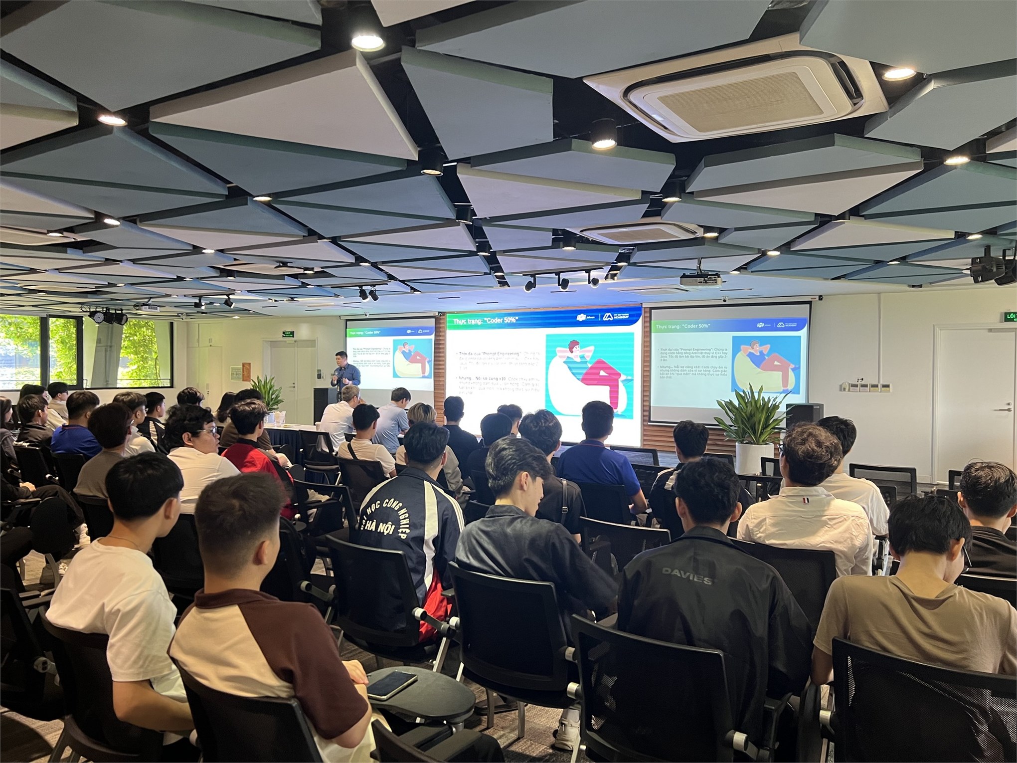 Sinh viên Trường Công nghệ Thông tin và Truyền thông – Đại học Công nghiệp Hà Nội tham quan, trải nghiệm thực tế tại FPT Software Hòa Lạc