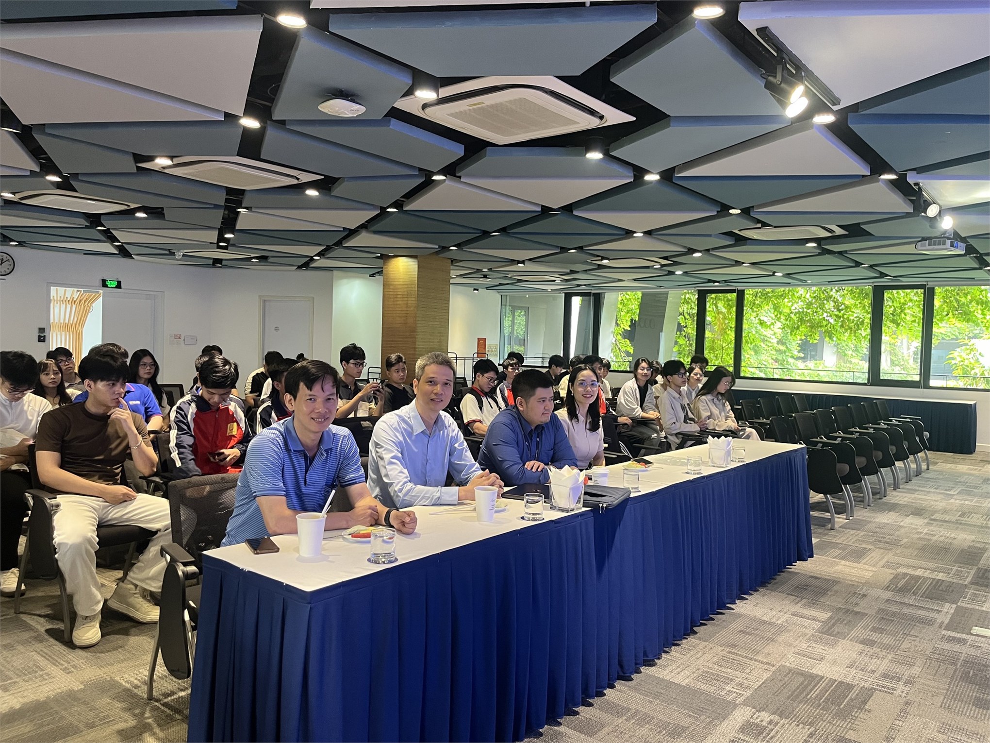 Sinh viên Trường Công nghệ Thông tin và Truyền thông – Đại học Công nghiệp Hà Nội tham quan, trải nghiệm thực tế tại FPT Software Hòa Lạc