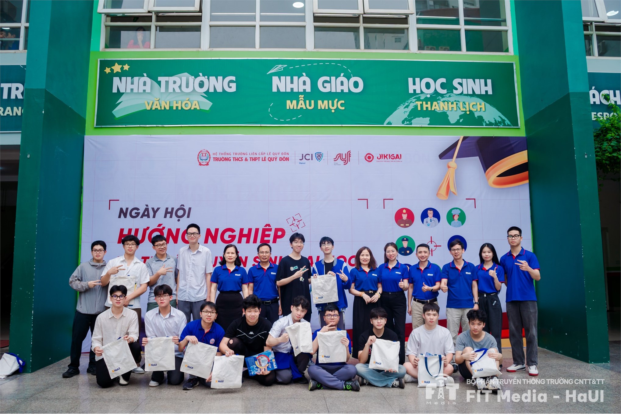 Không khí sôi động tại Ngày hội tư vấn, hướng nghiệp 2026 ở Trường Liên cấp THCS & THPT Lê Quý Đôn