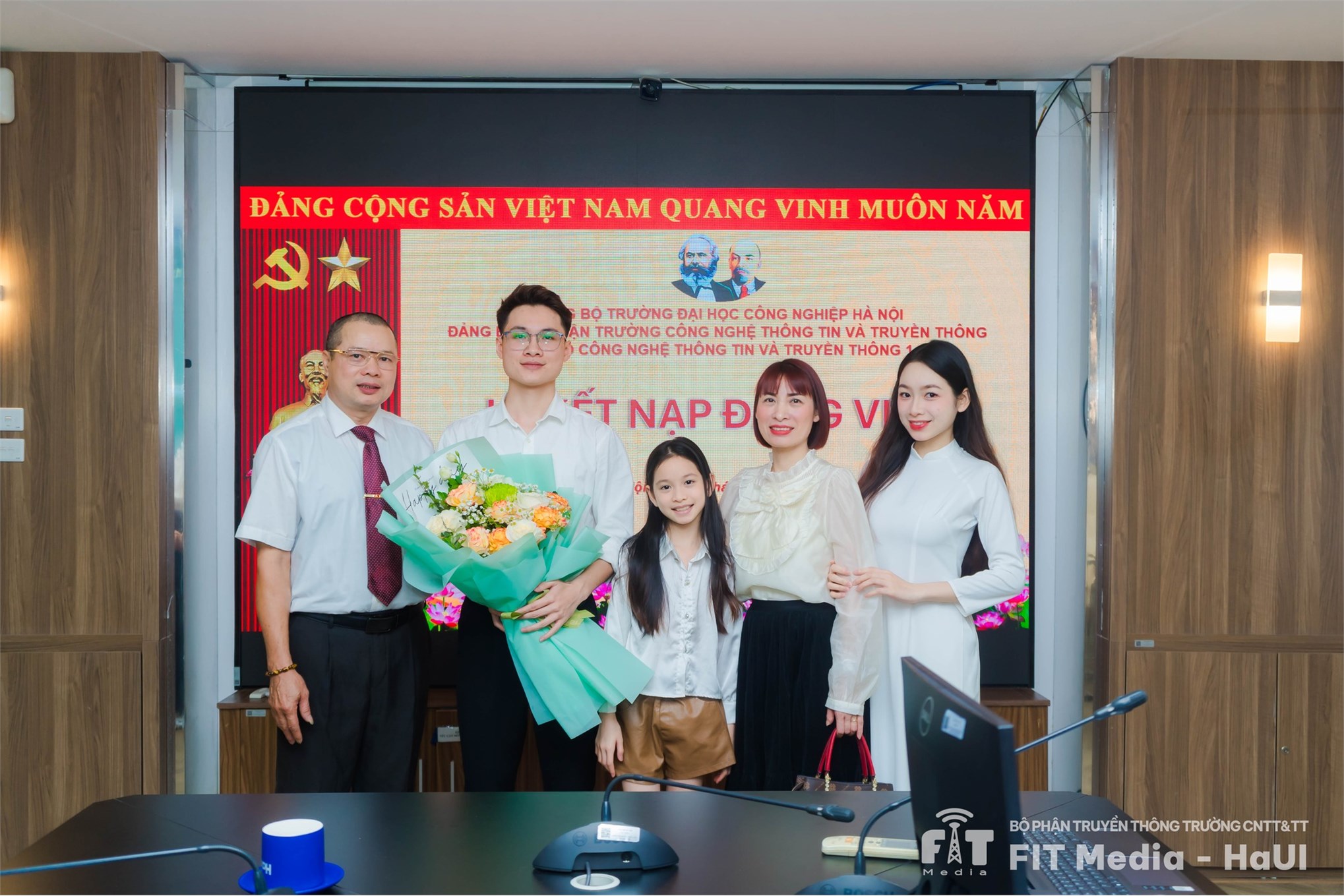 Chi bộ CNTT&TT1 tổ chức thành công lễ kết nạp Đảng viên mới và sinh hoạt định kỳ tháng 4/2026