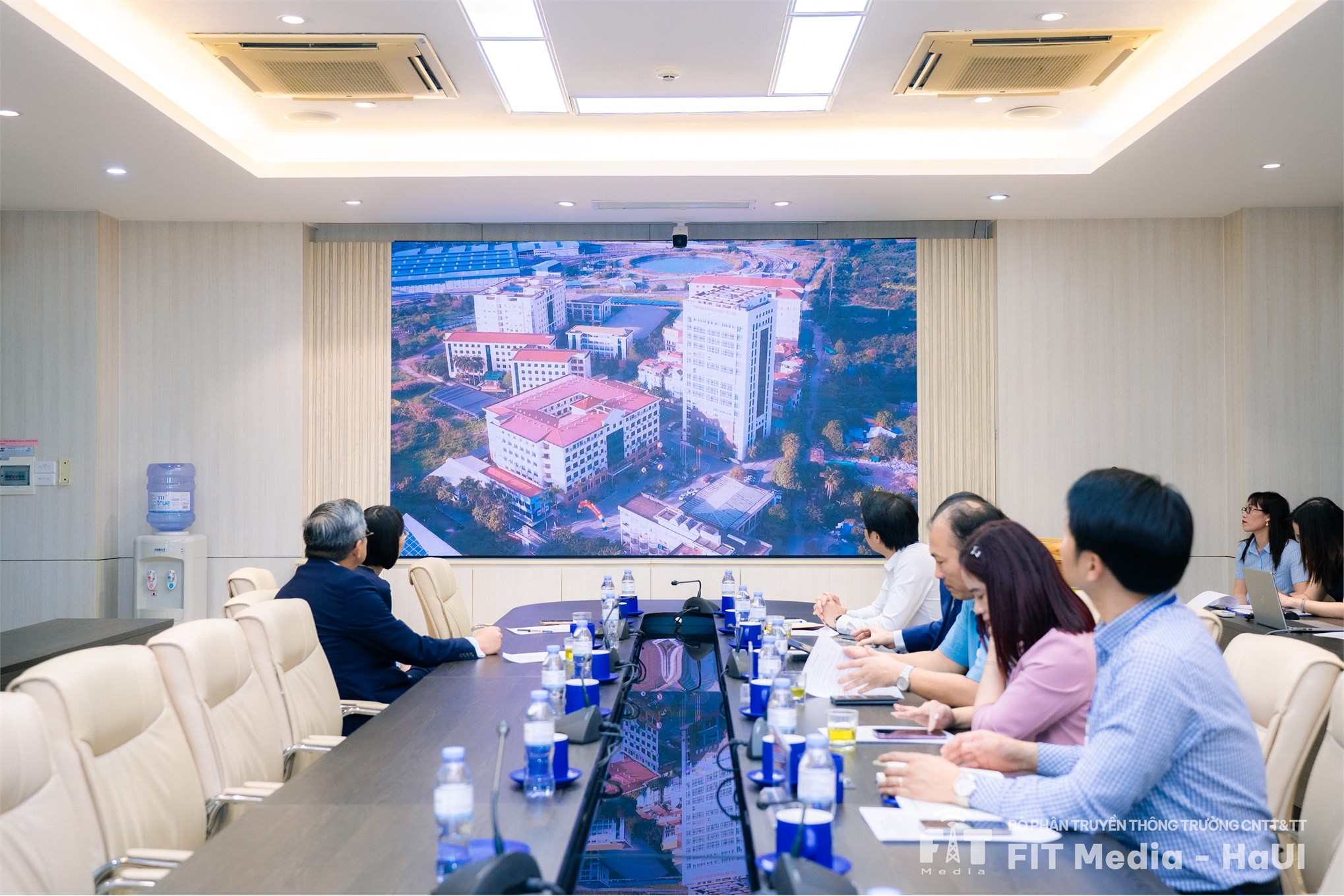 Trường CNTT và Truyền thông thúc đẩy hợp tác nghiên cứu quốc tế cùng Đại học Portsmouth (Anh Quốc)