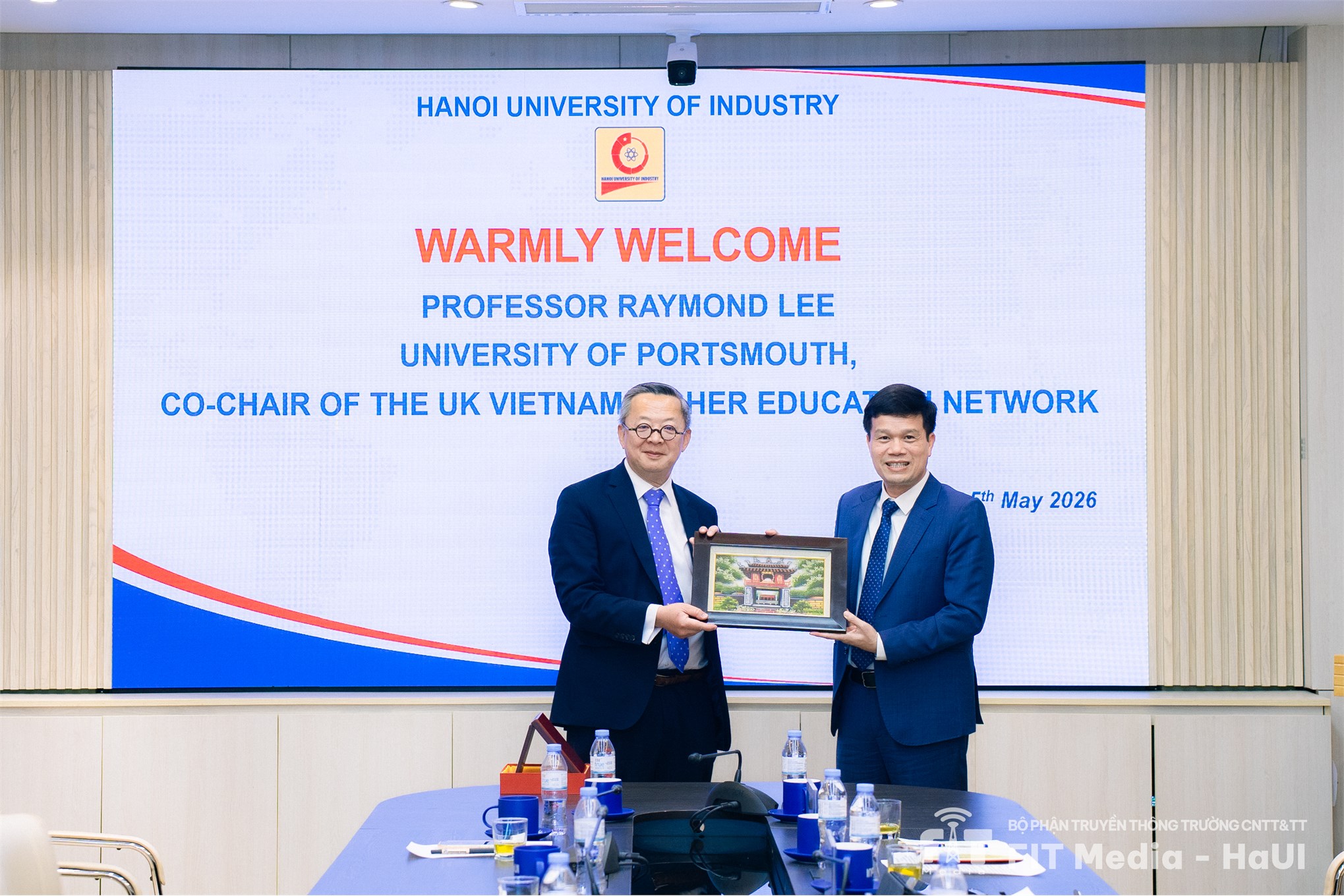 Trường CNTT và Truyền thông thúc đẩy hợp tác nghiên cứu quốc tế cùng Đại học Portsmouth (Anh Quốc)