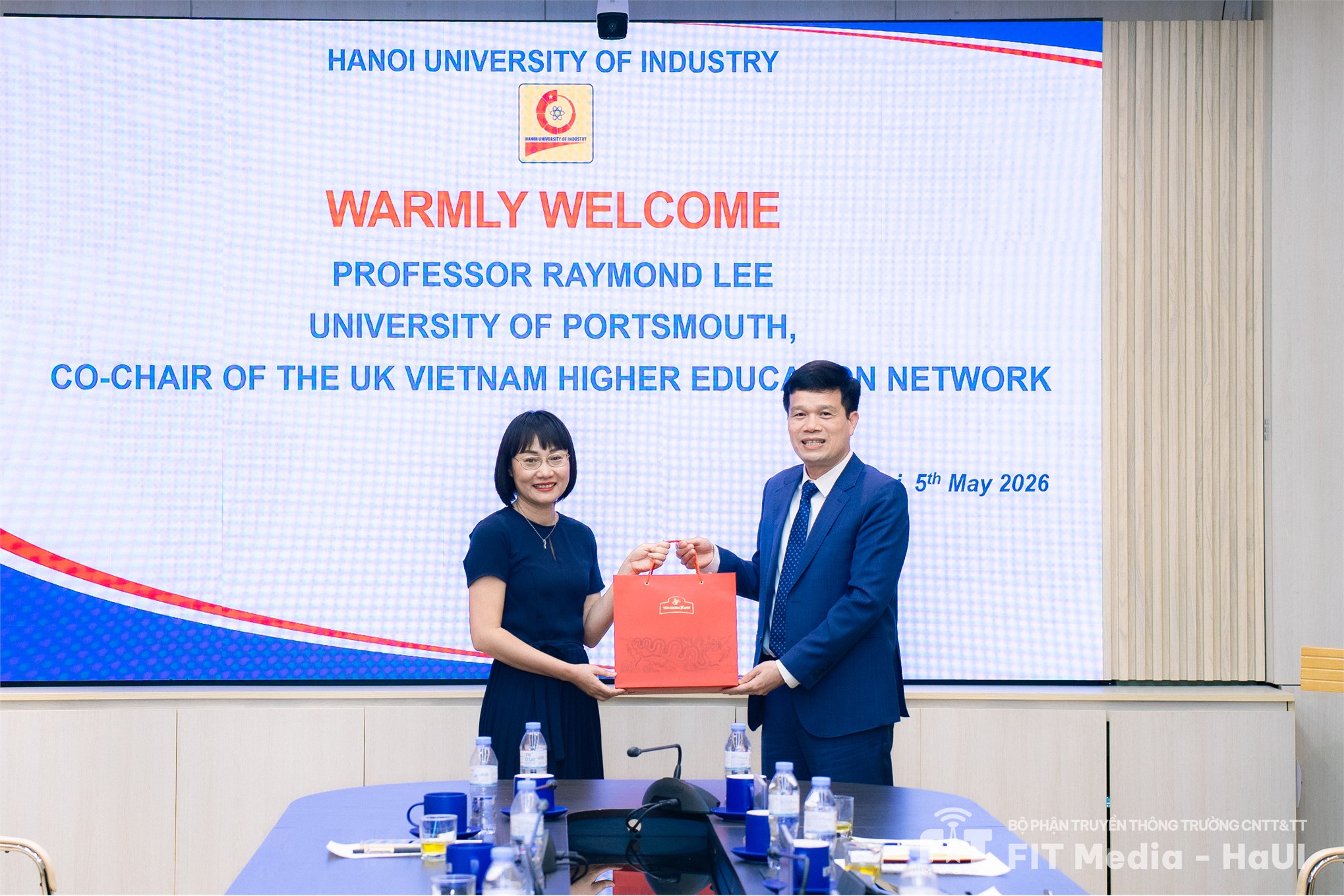 Trường CNTT và Truyền thông thúc đẩy hợp tác nghiên cứu quốc tế cùng Đại học Portsmouth (Anh Quốc)