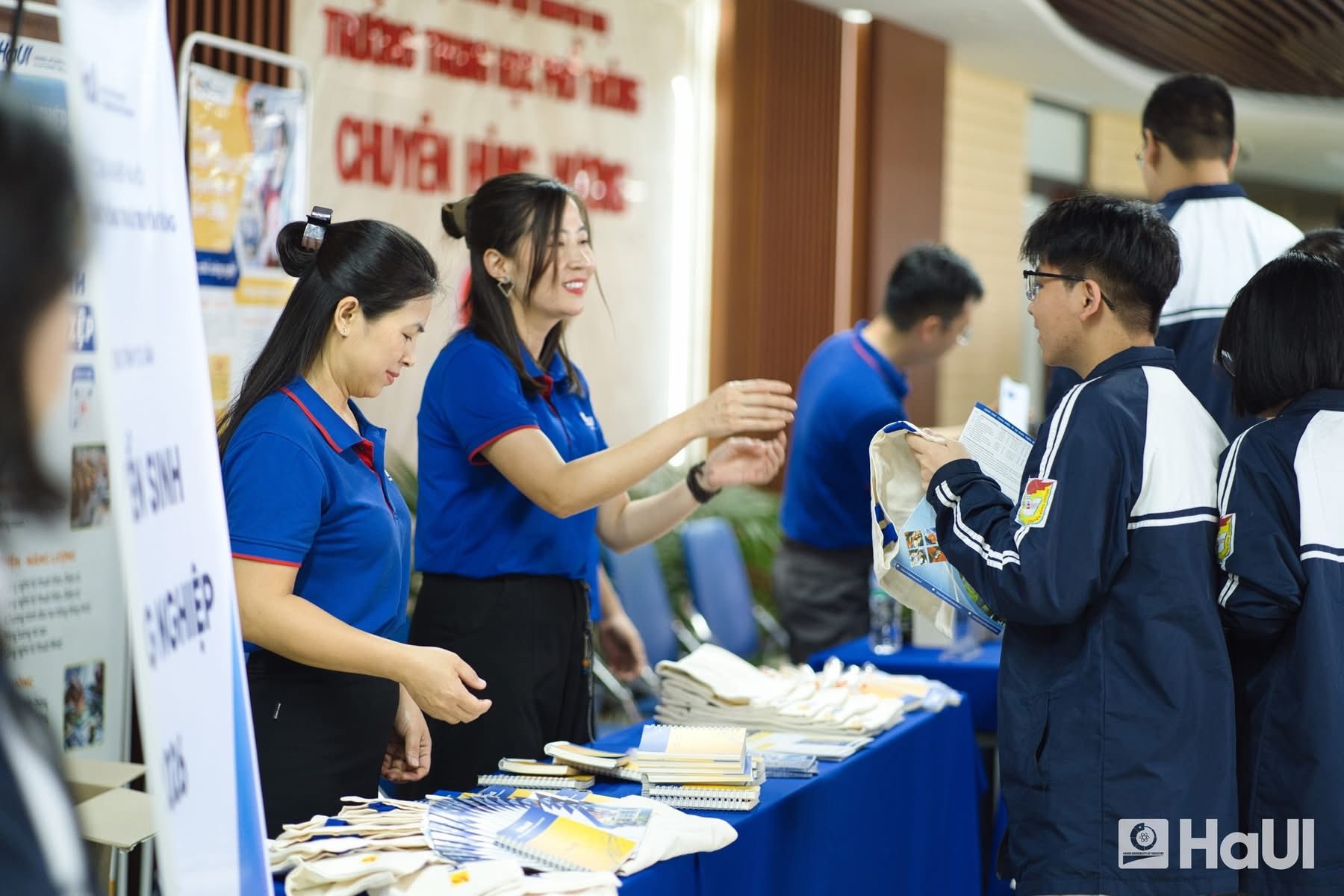 SICT – HaUI Gây Ấn Tượng Tại Ngày Hội STEM – Robotic – AI Và Tư Vấn Tuyển Sinh 2026 Tại Trường THPT Chuyên Hùng Vương