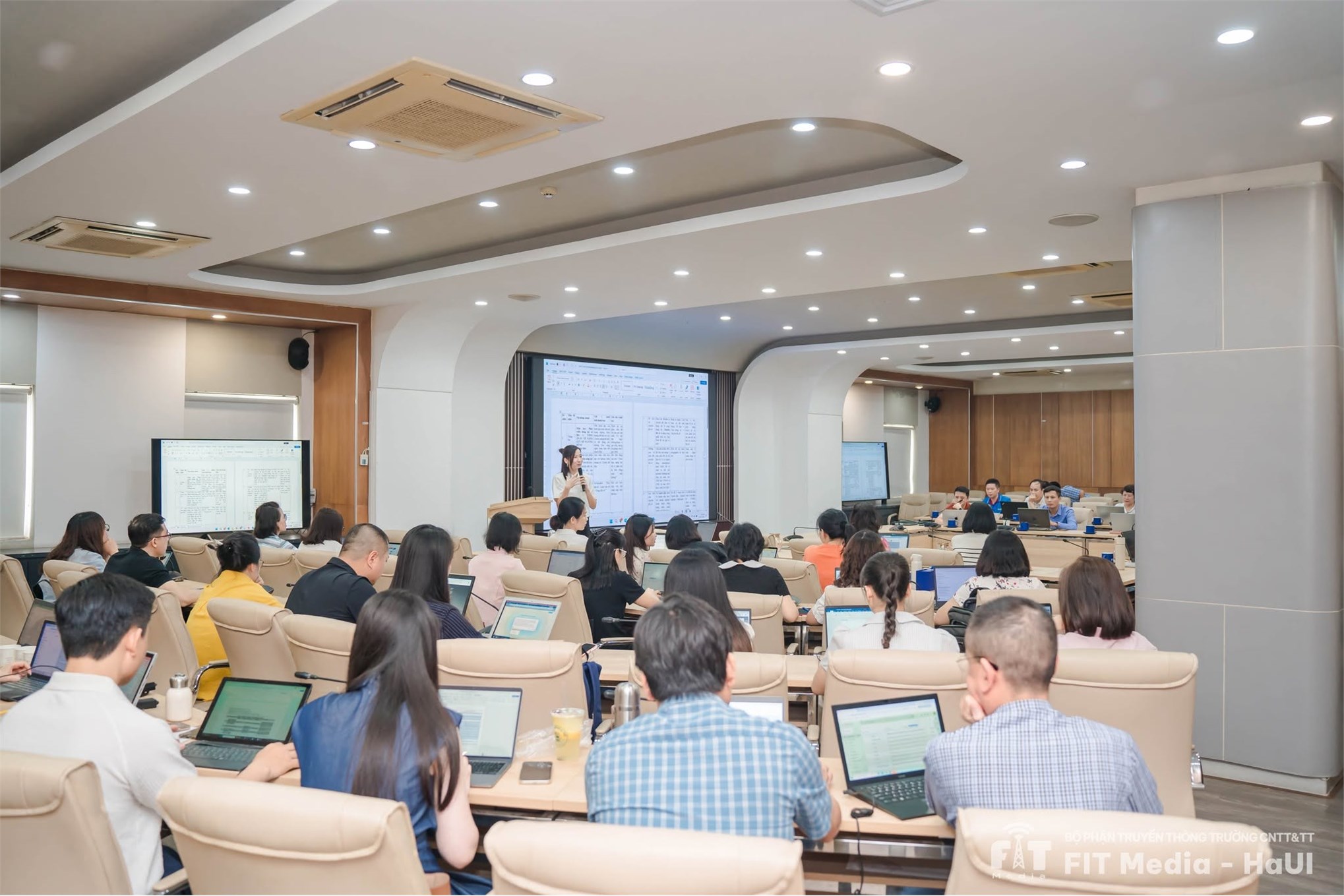 Trường Công nghệ Thông tin và Truyền thông đồng hành cùng Đại học Công nghiệp Hà Nội trong tập huấn ứng dụng trí tuệ nhân tạo trong thiết kế bài giảng và tổ chức dạy – học