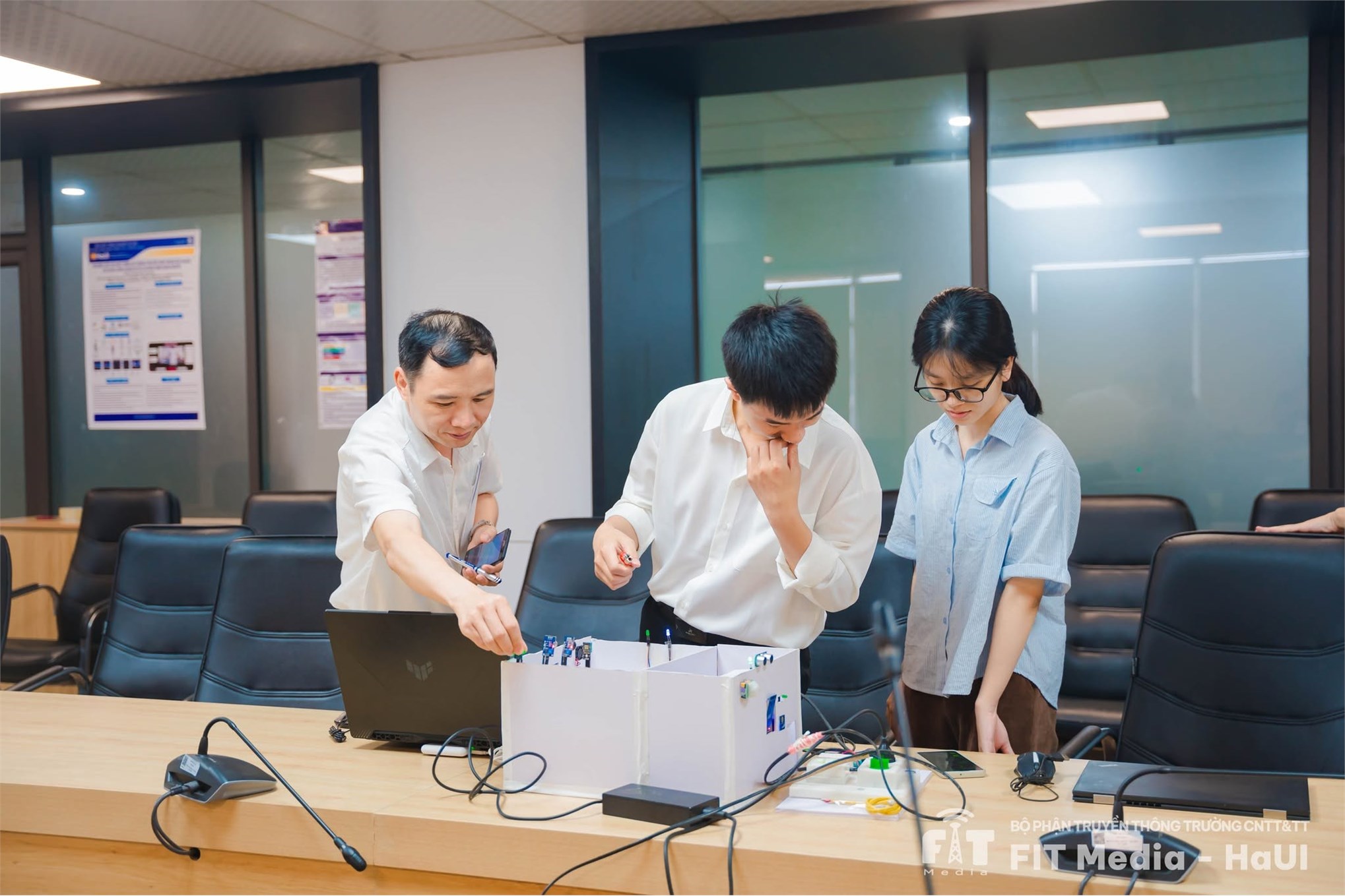 Trường Công nghệ Thông tin và Truyền thông tổ chức nghiệm thu đề tài Sinh viên Nghiên cứu khoa học năm học 2025–2026 lĩnh vực Công nghệ thông tin