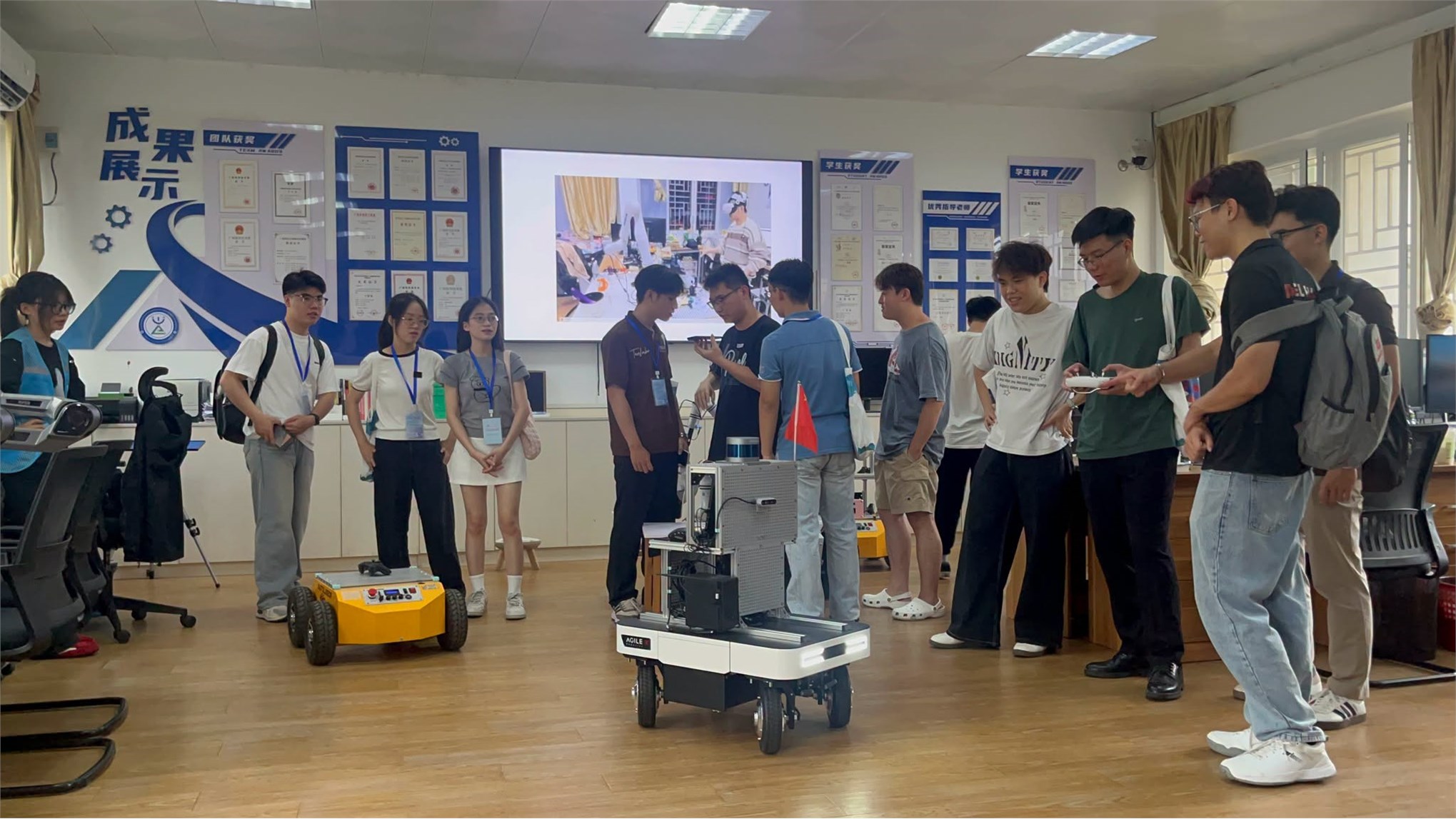 Sinh viên Trường Công nghệ thông tin và Truyền thông HaUI khám phá môi trường công nghệ và học thuật tại Đại học Sư phạm Quảng Tây