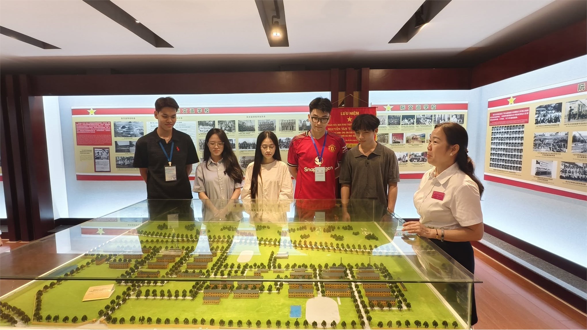 Sinh viên Trường Công nghệ thông tin và Truyền thông HaUI khám phá môi trường công nghệ và học thuật tại Đại học Sư phạm Quảng Tây