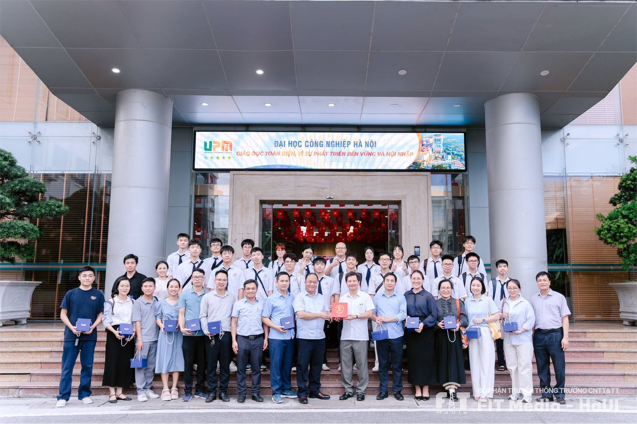 Trường Công nghệ thông tin và Truyền thông chào đón học sinh Trường THPT Chuyên Hạ Long đến tham quan, trải nghiệm môi trường học tập công nghệ