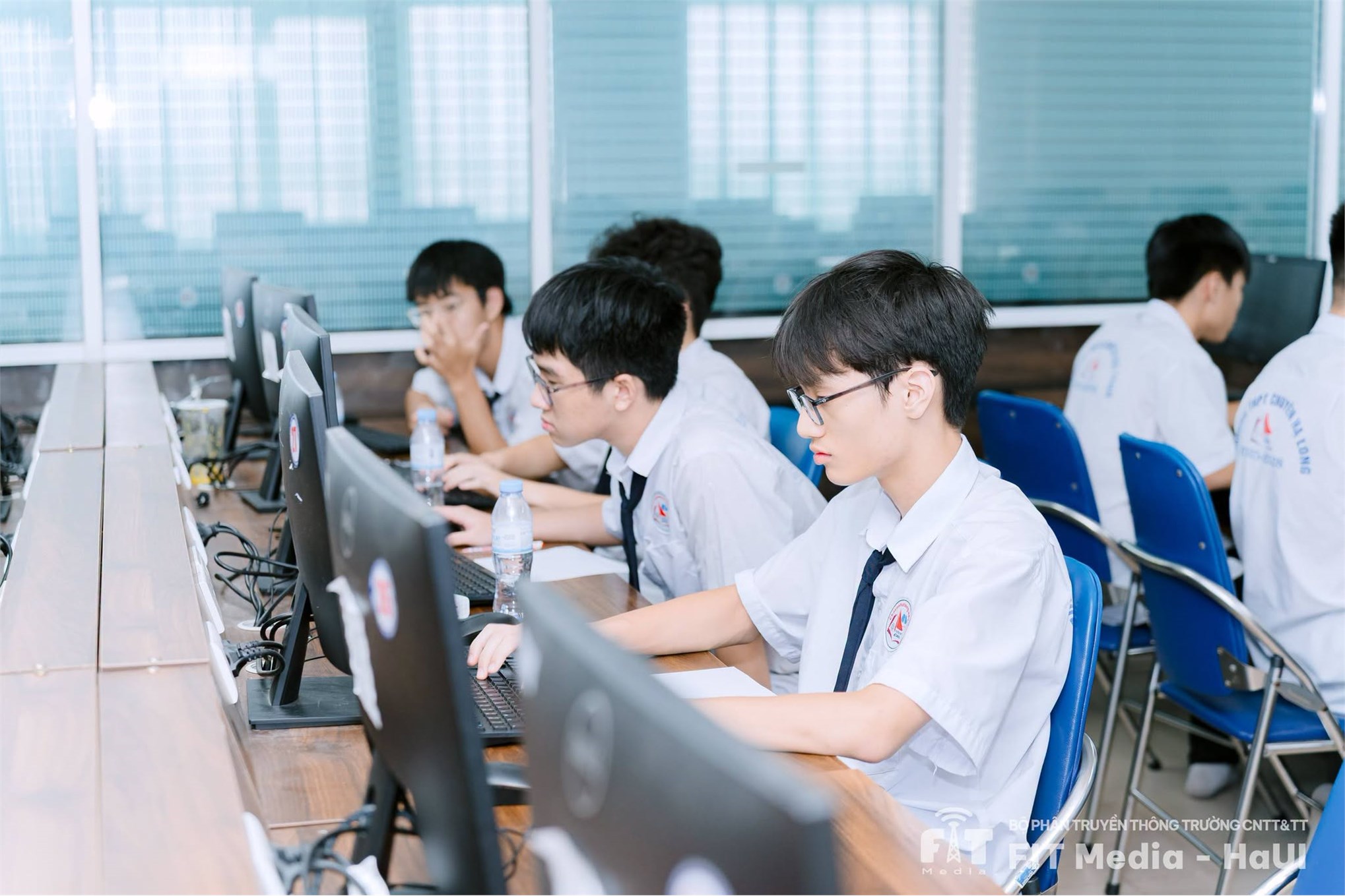 Trường Công nghệ thông tin và Truyền thông chào đón học sinh Trường THPT Chuyên Hạ Long đến tham quan, trải nghiệm môi trường học tập công nghệ