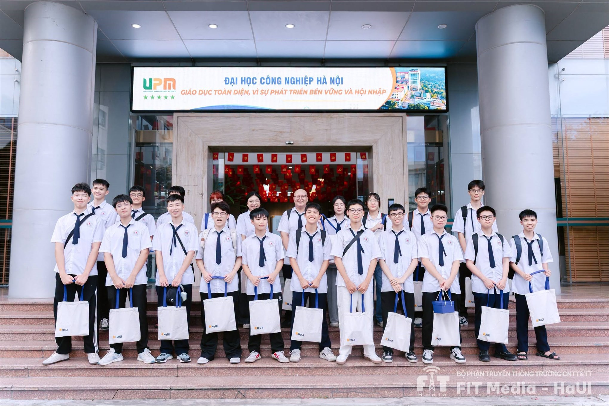 Trường Công nghệ thông tin và Truyền thông chào đón học sinh Trường THPT Chuyên Hạ Long đến tham quan, trải nghiệm môi trường học tập công nghệ